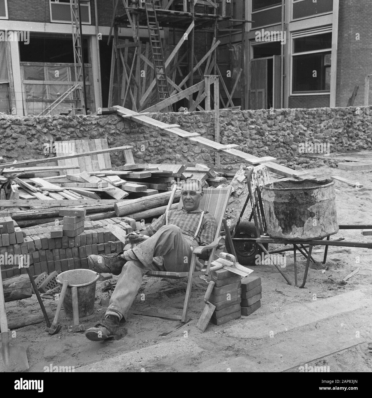 Bauarbeiter mit Urlaub, Bauarbeiter in Liege am Arbeitsplatz Datum: 15. Juli 1965 Schlagwörter: BOWWWAKERS Stockfoto