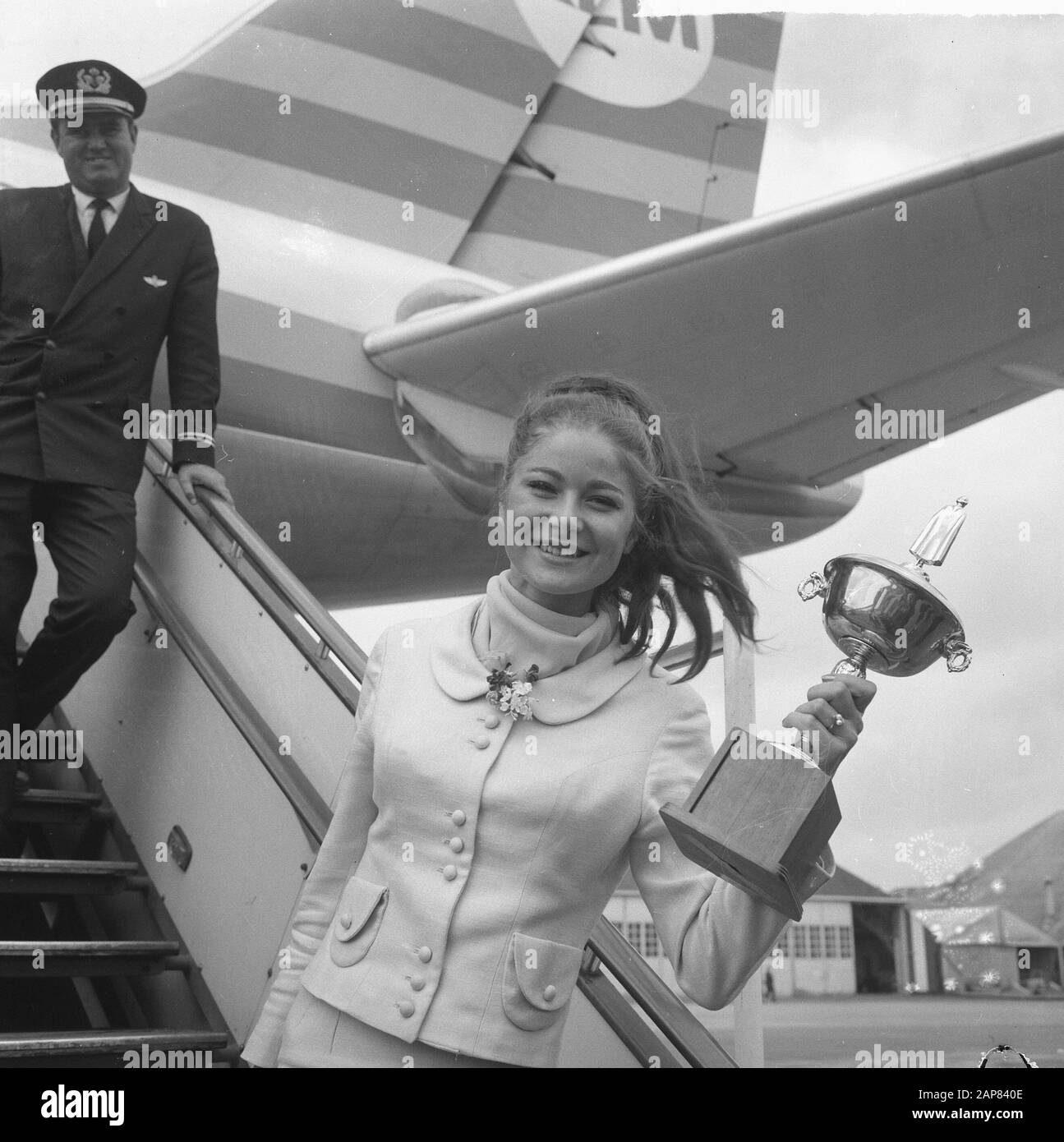 Ankunft Miss Finnland auf Schiphol, Ingrid Bethke (Miss Deutschland) bei Ankunft Schiphol Datum: 29. Juli 1965 Ort: Noord-Holland, Schiphol Schlüsselwörter: Ankunft, verpassen Stockfoto