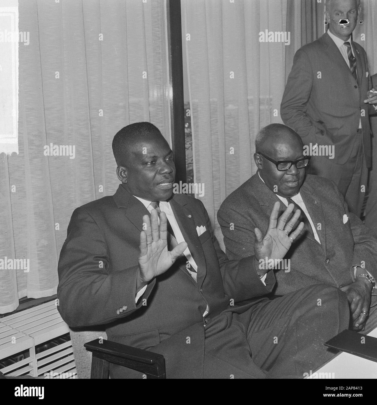 Ankunft Sozialminister von Suriname Collar (links) rechter Minister Einaar Datum: 4. August 1965 Schlüsselwörter: Ankünfte, Minister persönlicher Name: Einaar, Einaar, J.F.E., Collar, Johan Stockfoto