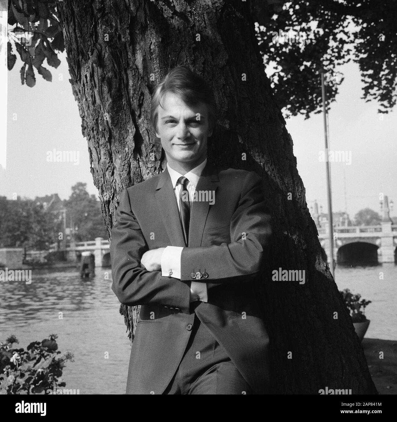 Der französische Sänger Claude François hielt eine Pressekonferenz im Garten des Amstelhotels ab; Stockfoto