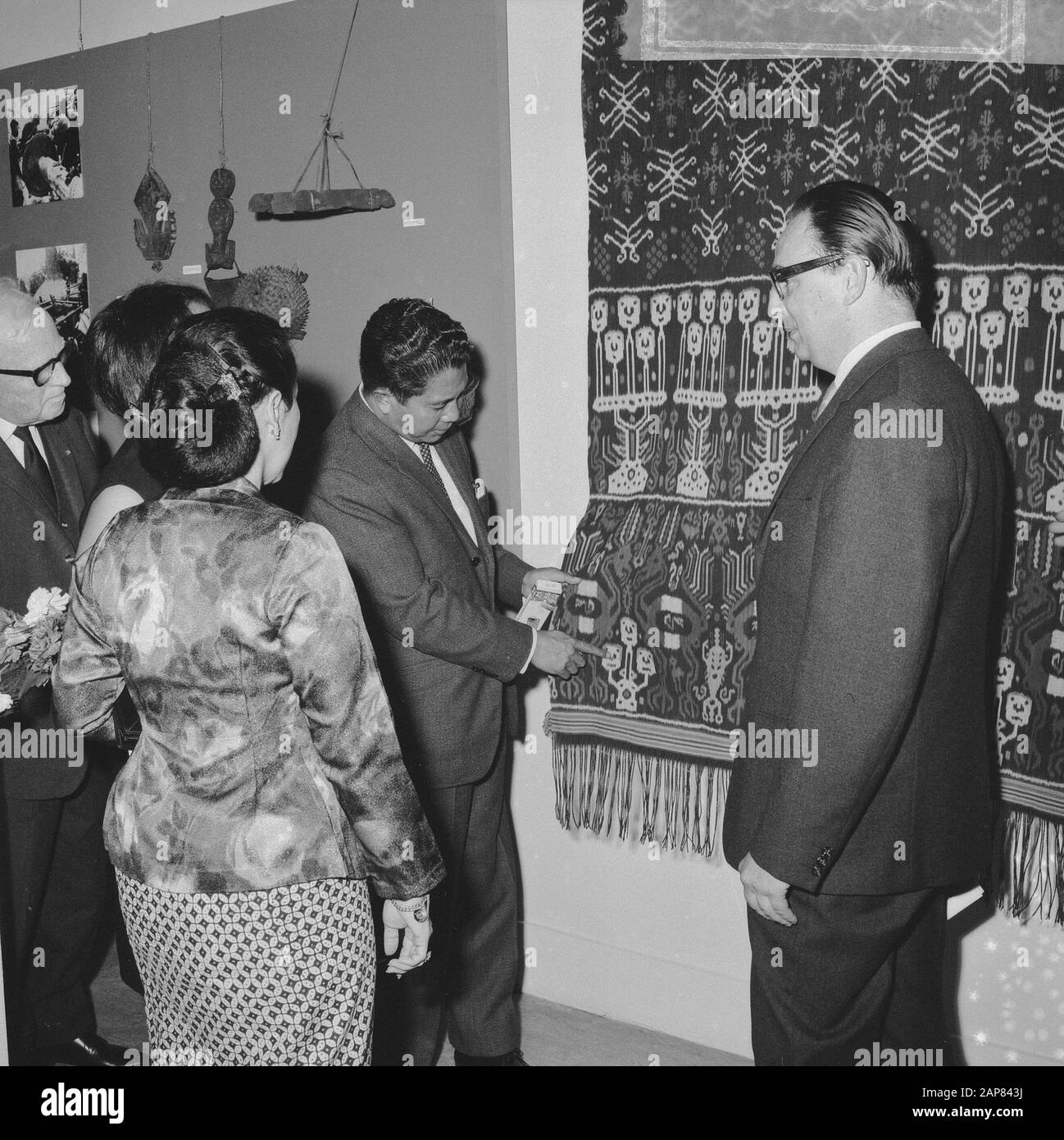 Ausstellung im Museum für Land und Völkerkunde in Rotterdam über Leben und Tod auf Sumba wird vom indonesischen Botschafter, Seiner Exzellenz Sudjarwo Tjondronegoro, eröffnet Beschreibung: Botschafter Sudjarwo Tjondronegoro betrachtet einen Wandteppich während der Eröffnung Anmerkung: Aktueller Name: Wereldmuseum Datum: 5. Oktober 1965 Standort: Rotterdam, Südholland Schlüsselwörter: Botschafter, Eröffnungen, Ausstellungen, Frauen, Wandteppiche persönlicher Name: Sudjarwo, Tjondronegoro Stockfoto