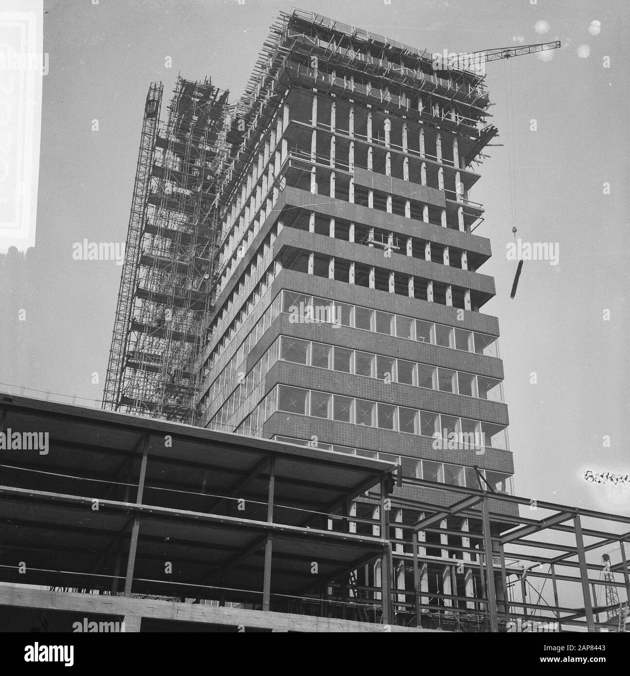 Bau des neuen Hauptquartiers der De Nederlandsche Bank in Frederiksplein in Amsterdam Beschreibung: Banken, Bauaktivitäten, Neubau, Gebäude, Architektur Datum: 7. Oktober 1965 Standort: Amsterdam, Nordholland Schlüsselwörter: Architektur, Banken, Bauaktivitäten, Gebäude, Neubau Stockfoto