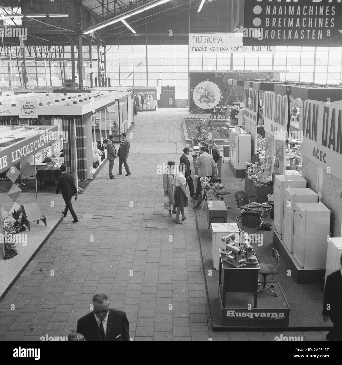 Achtzehnte internationale Verbrauchermesse Femina organisiert in den Rotterdam-Ahoy-Hallen Beschreibung: Messen, Ausstellungen Datum: 11. Oktober 1965 Standort: Rotterdam, Zuid-Holland Schlagwörter: Messen, Ausstellungen Datum: 11. Oktober 1965 Ort: Rotterdam, Zuid-Holland Ausstellungen Institutionenname: Parool, Stockfoto