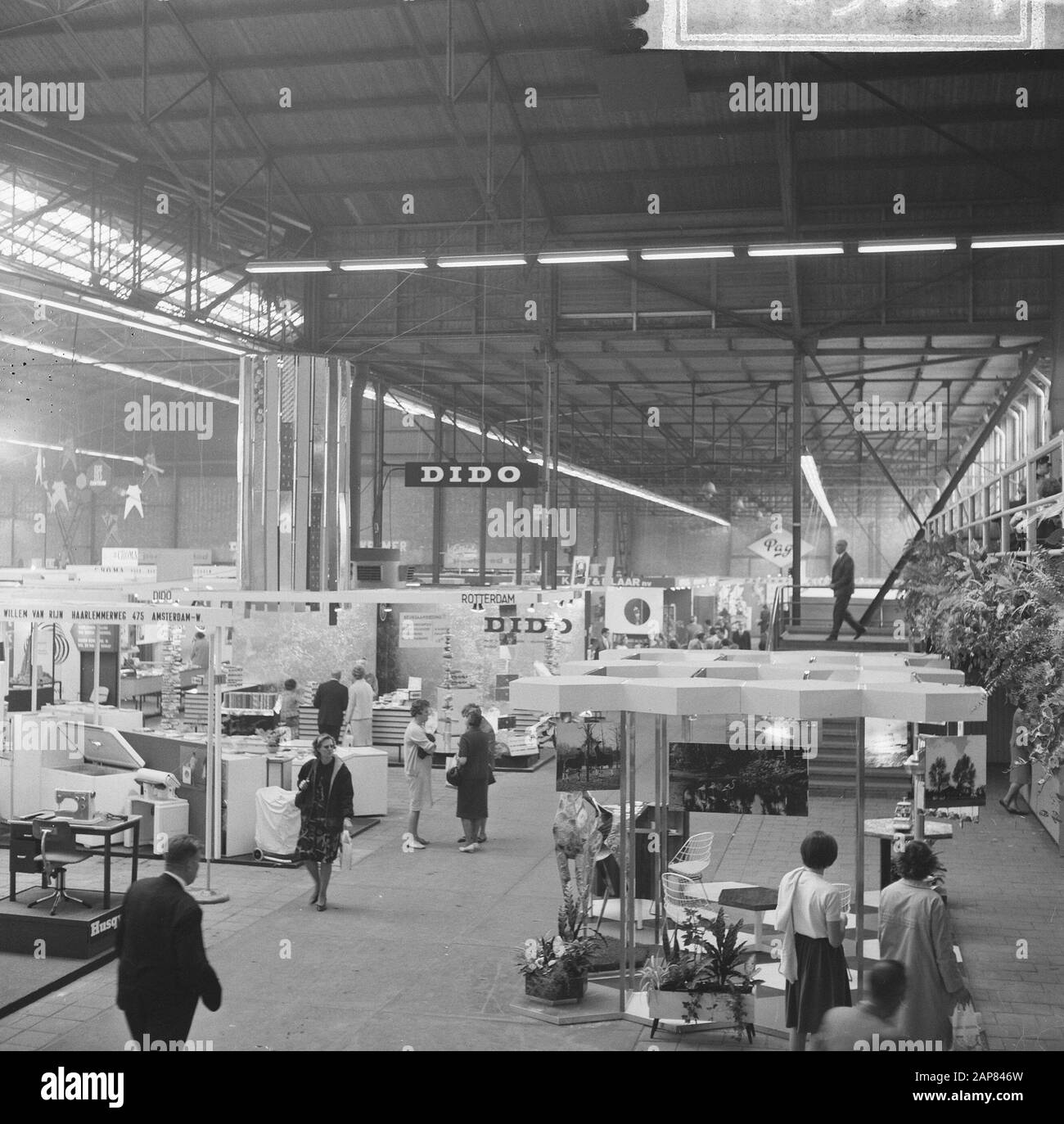 Achtzehnte internationale Verbrauchermesse Femina organisiert in den Rotterdam-Ahoy-Hallen Beschreibung: Messen, Ausstellungen Datum: 11. Oktober 1965 Standort: Rotterdam, Zuid-Holland Schlagwörter: Messen, Ausstellungen Datum: 11. Oktober 1965 Ort: Rotterdam, Zuid-Holland Ausstellungen Institutionenname: Parool, Stockfoto