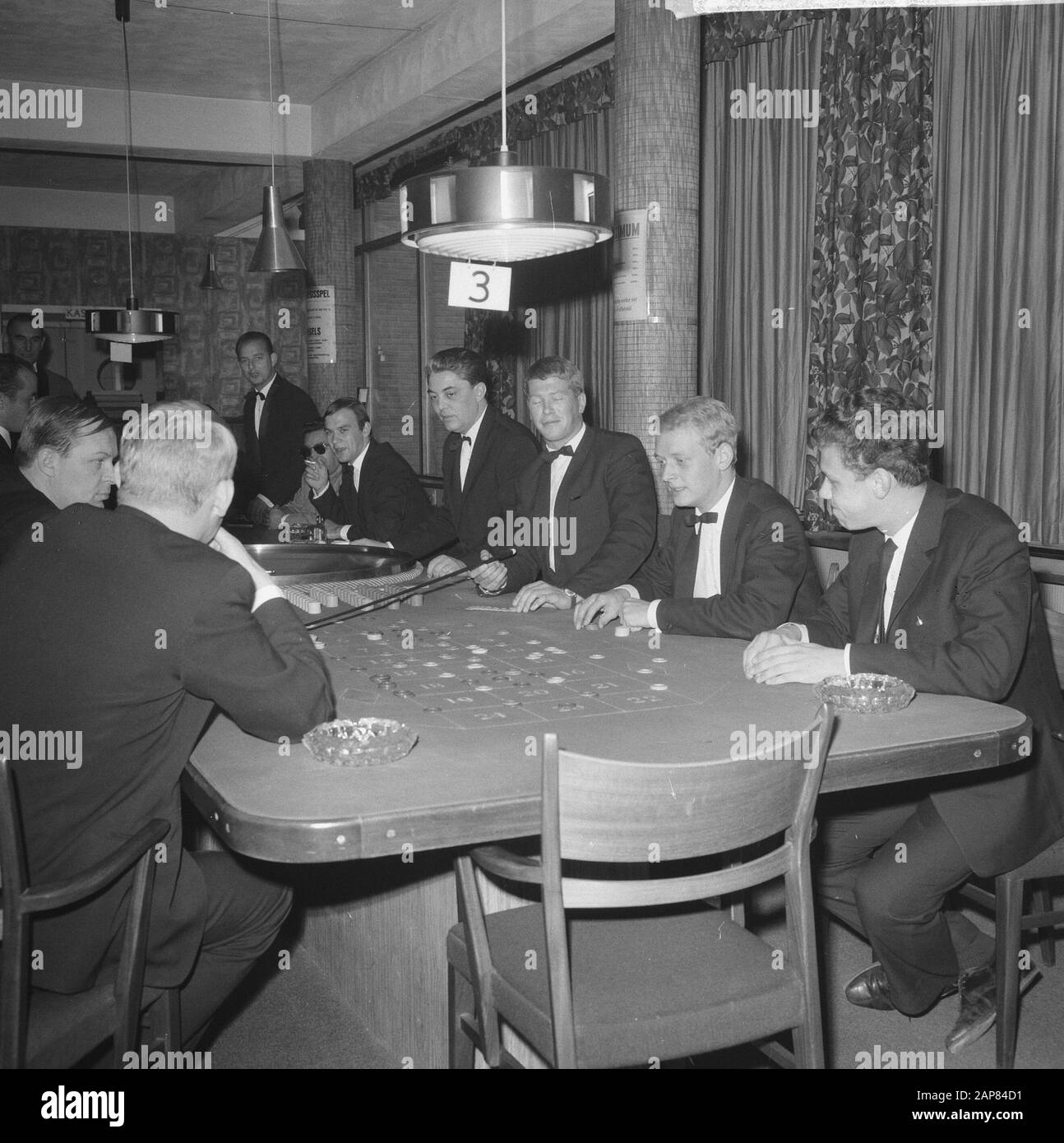 Nach einer Entscheidung des Justizministeriums müssen die Casinos in den Niederlanden ihre Tore schließen. In West End to Loosdrecht rollt heute der Ball Beschreibung: Besucher während sie Roulette spielen Datum: 21. Oktober 1965 Ort: Loosdrecht, Noord-Holland Schlüsselwörter: Casinos, Glücksspiele Stockfoto
