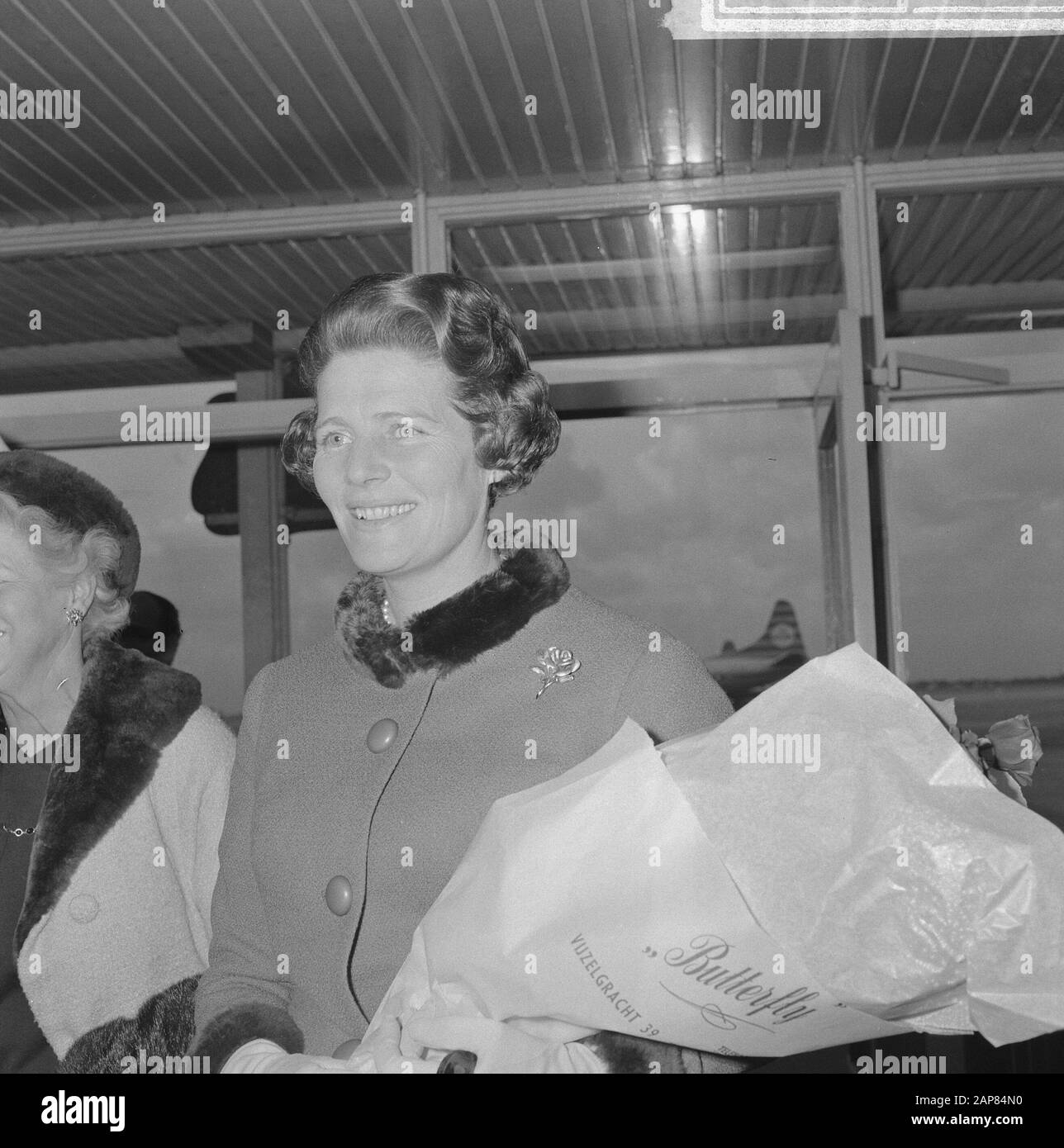 Ankunft von Frau Mary Soames (Tochter von Winston Churchill) in Schiphol anlässlich der Grand Gala du Disque Beschreibung: Ankunft und Abreise, Töchter, Frauen, Porträts, Soames, Mary Datum: 29. Oktober 1965 Ort: Noord-Holland, Schiphol Schlüsselwörter: Ankunft und Abreise, Töchter, Porträts, Frauen persönlicher Name: Soames, Mary Stockfoto