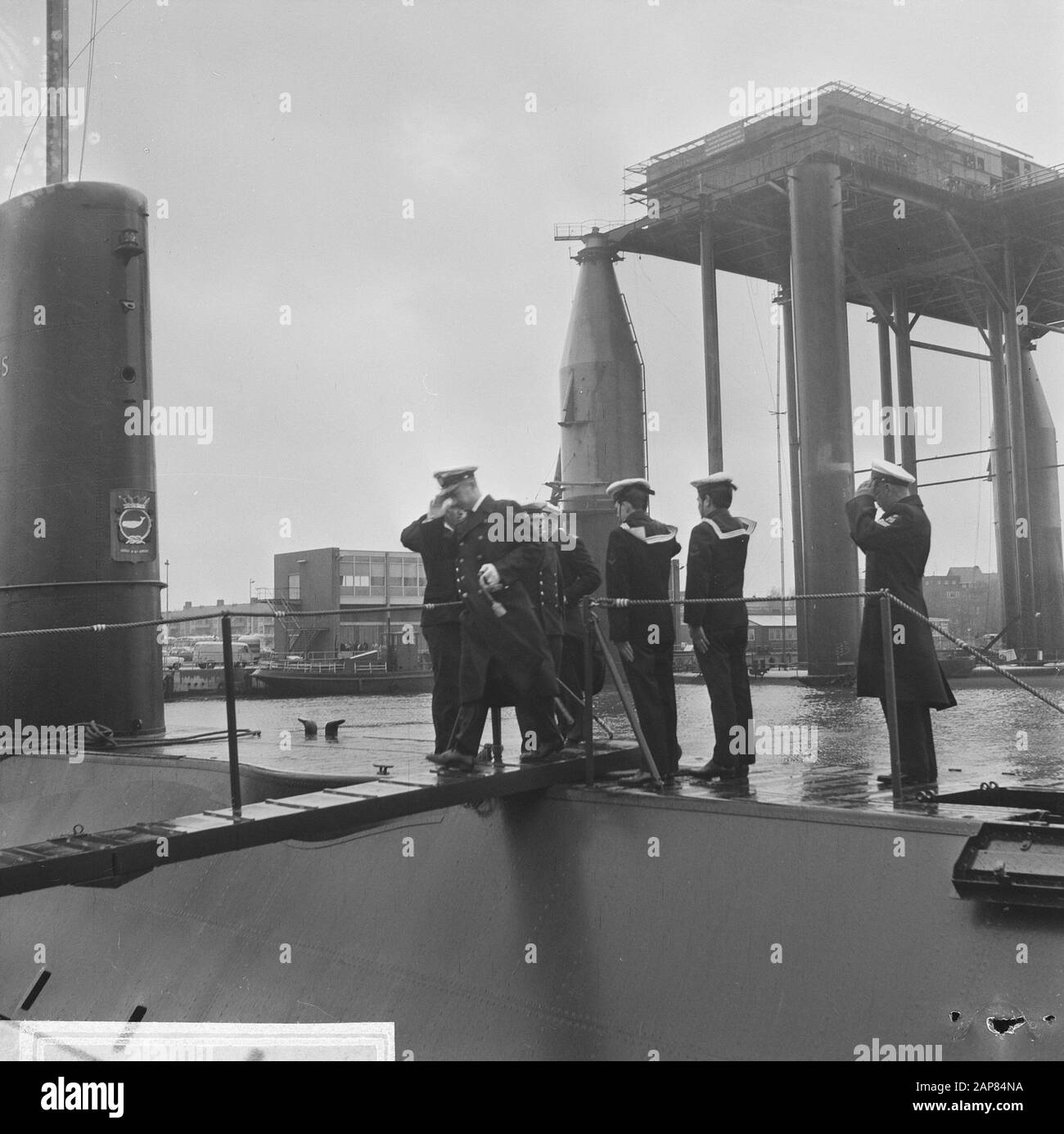 Beschäftigung des Hr. Frau Dan. Pottwal-U-Boot der Royal Navy auf der Werft Wilton Fijenoord in Schiedam Beschreibung: Kommandant Lohmeijer, während er das Schiff verlässt Datum: 2. November 1965 Ort: Schiedam, Zuid-Holland Schlagwörter: Marine, Matrosen, Militärschiffe, U-Boote, Zeremonie, Flaggen Personenname: Lohmeijer, J.H.M. Name der Einrichtung: Wilton-Fijenoord Stockfoto