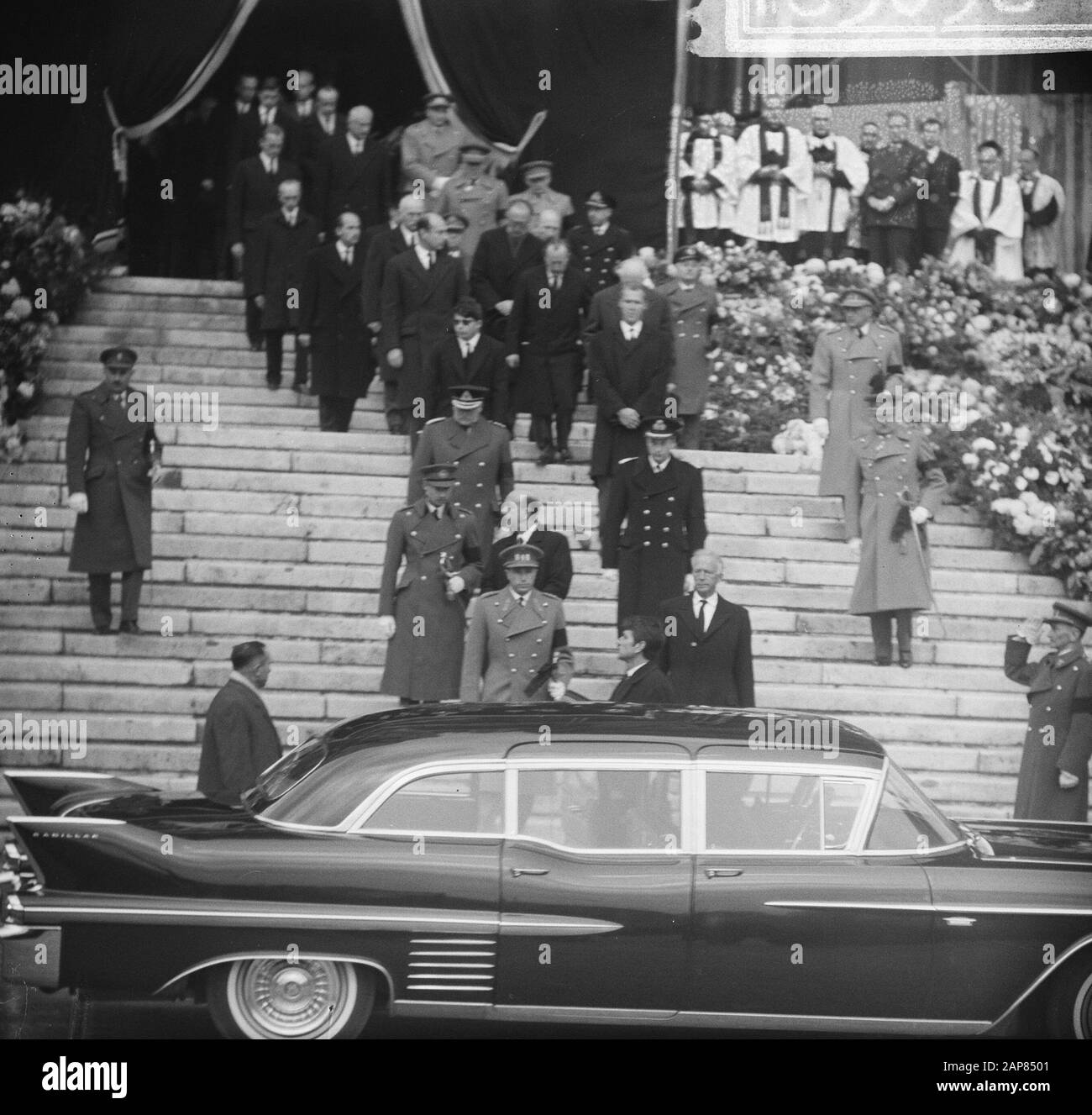 Beerdigung der belgischen Königin Elisabeth in Brüssel; hochrangige Gäste, die die Kathedrale von Saint Michiel und Saint Gudele verlassen Datum: 30. November 1965 Ort: Belgien, Brüssel Stichwörter: Beerdigungen, Feierlichkeiten, Königshäuser Stockfoto