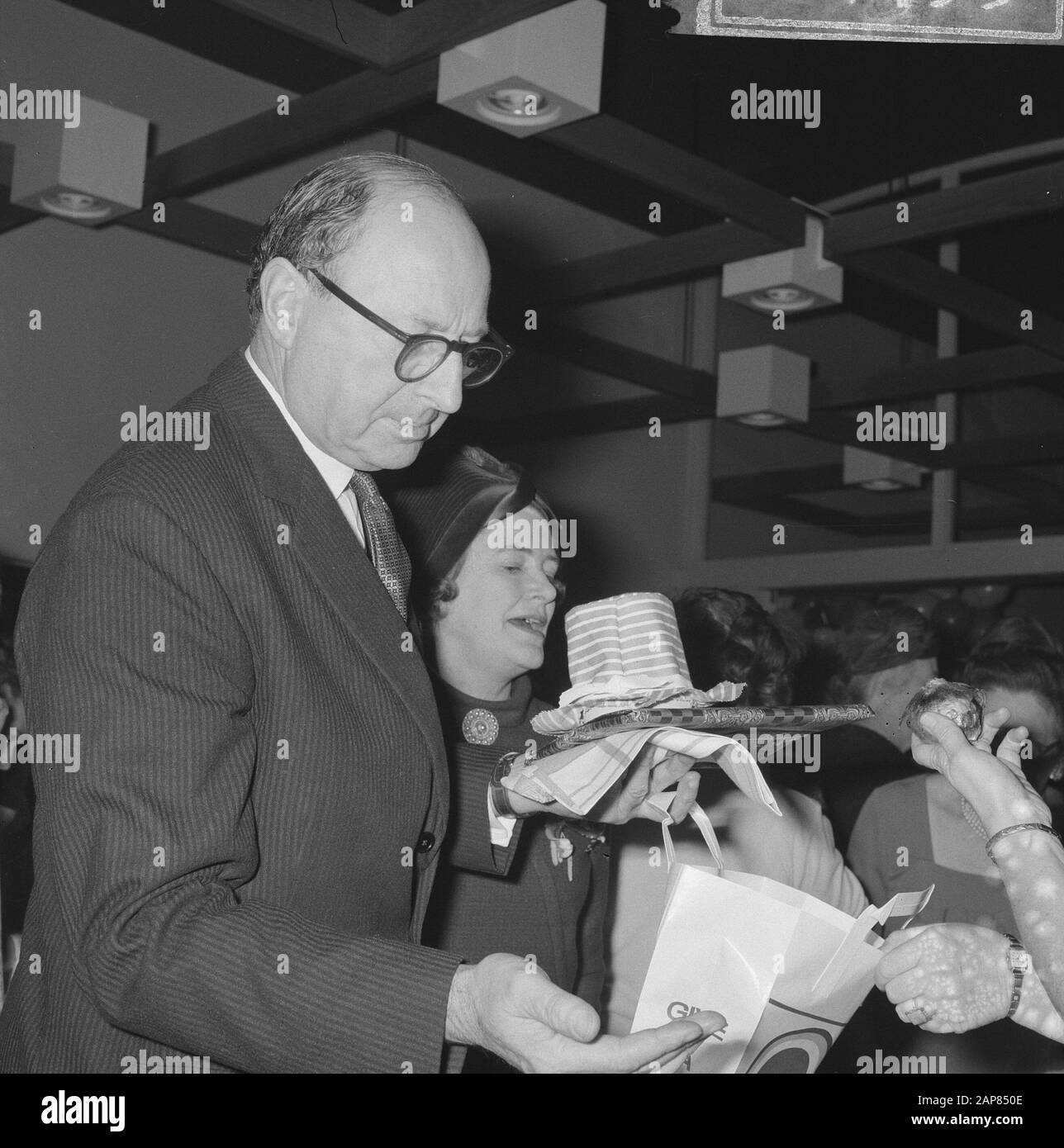 Botschafter des Vereinigten Königreichs Sir Peter Garran bei der Eröffnung eines Basar im Apollo Hotel for Christ Church Beschreibung: Botschafter Garran und seine Frau (vermutlich) Datum: 10. November 1965 Ort: Amsterdam, Noord-Holland Schlüsselwörter: Basare, Diplomaten, Eröffnungen persönlicher Name: Garran, Peter Stockfoto