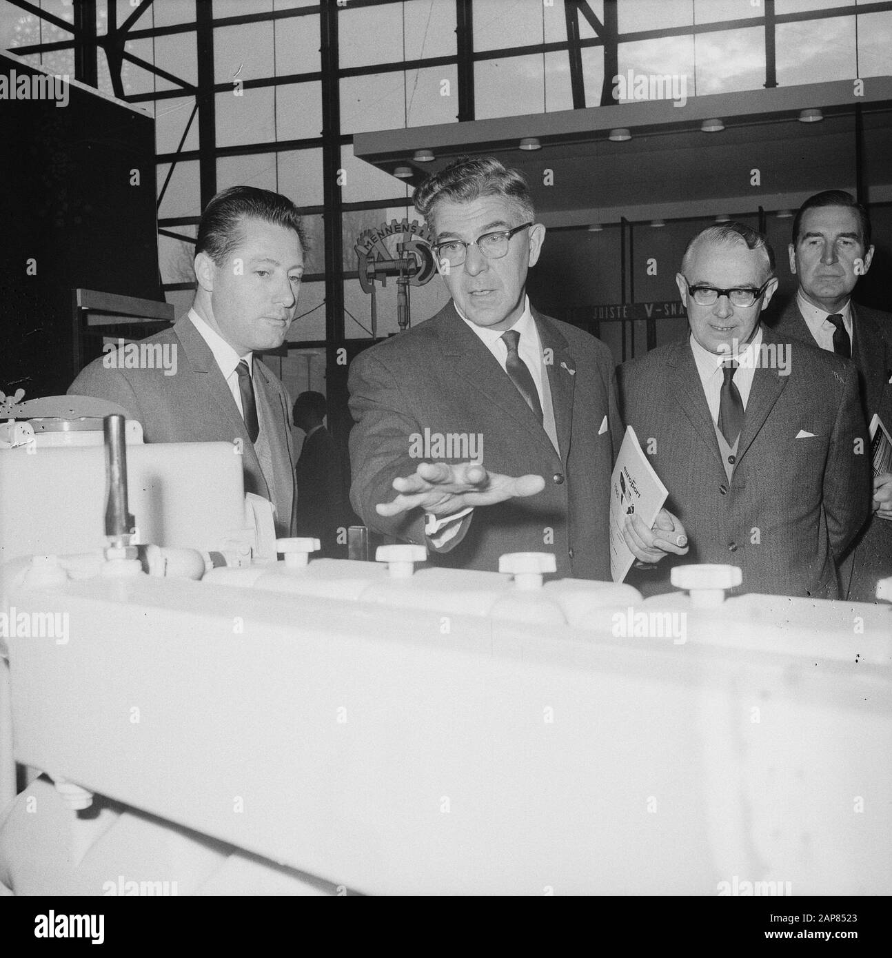 Europoort 65 in Rotterdam, internationale Ausstellung für Schiffbau, Schiffsmotoren und Hafenanlagen Beschreibung: Bürgermeister Thomassen (Zentrum) bei Eröffnung der Ausstellung Datum: 9. November 1965 Standort: Rotterdam, Süd-Holland Schlüsselwörter: Bürgermeister, Ausstellungen persönlicher Name: Thomassen, Wim Stockfoto