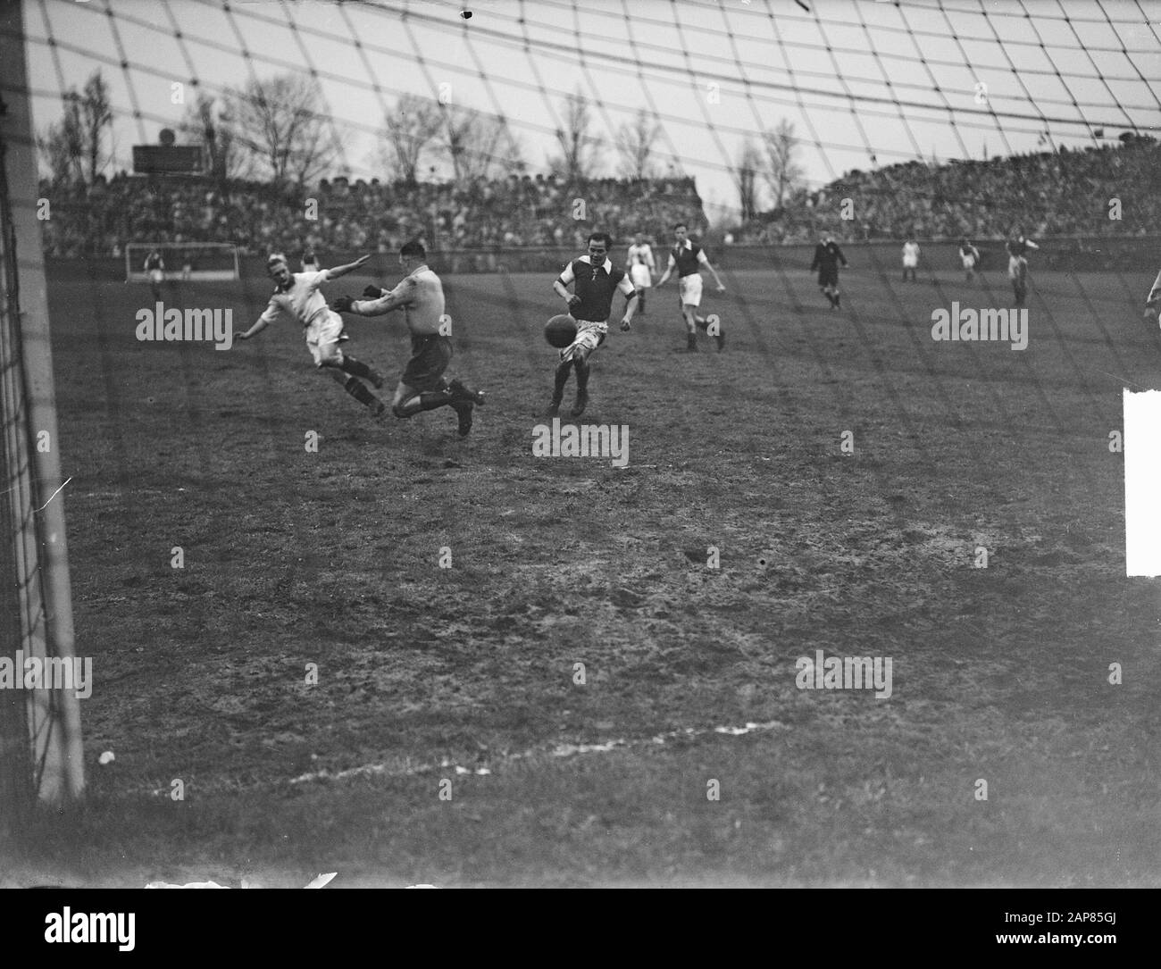 AJAX gegen SVV 4-1/Drittes Tor Datum: 28. November 1949 Stichwörter: Ziele Institution Name: SVV Stockfoto