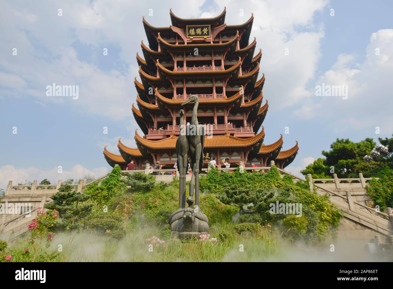 Gelber Kranturm und Bronzeskulpturen von zurückkehrenden Kranichen. Wuhan, China Stockfoto