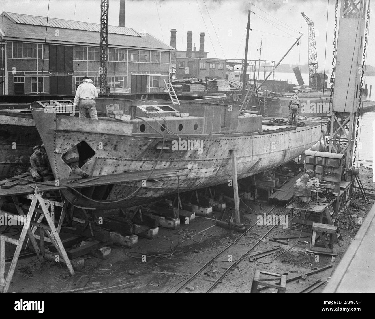 4 Boote in Swalkkerveer Datum: 3. Januar 1950 Standort: Swalkkerveer, Zuid-Holland Schlüsselwörter: Schiffbau, Schiffe Stockfoto
