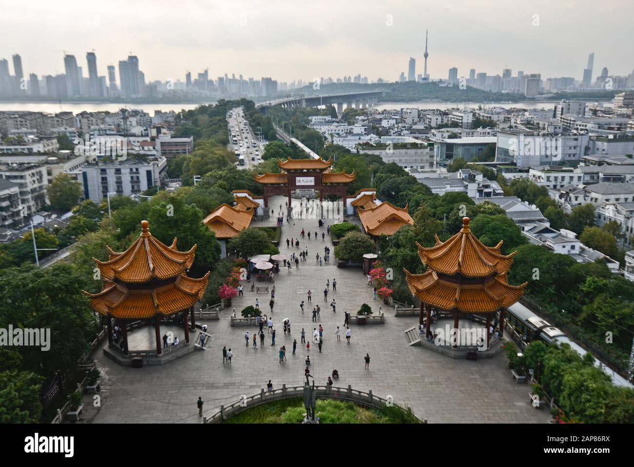 Gelber Kranturm: Blick nach Westen mit dem Tortoise Hill und dem Tortoise Mountain TV Tower. Wuhan, China Stockfoto