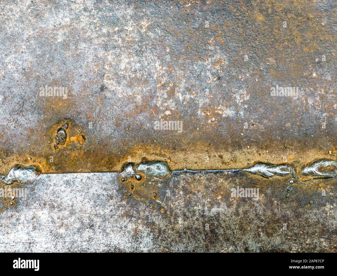 Rostig korrodierte braune Metalloberfläche mit Schweißnaht Stockfoto