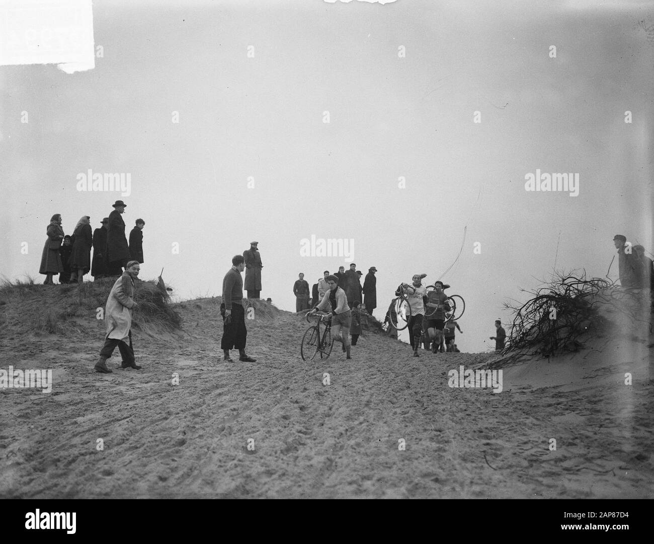 Cyclecross Bloemendaal, mit Fahrrad auf der Rückseite Datum: 21. Januar 1950 Ort: Bloemendaal Schlüsselwörter: Dünen, Sport, Cyclecross, Radsport Stockfoto