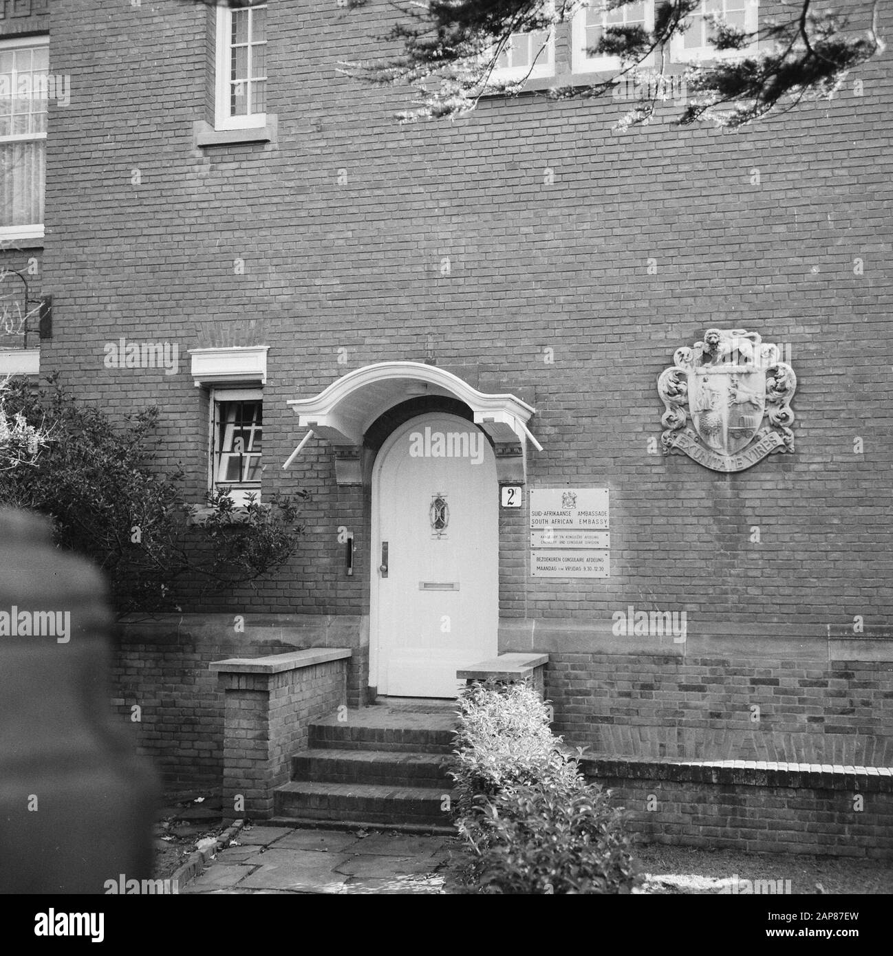 Premier von Südafrika Hendrik Verwoerd ermordet in Kapstadt Beschreibung: An der Botschaft von Südafrika in den Haag nahmen sie die Fahne, Eingang Botschaftsdatum: 6. September 1966 Ort: Den Haag, Zuid-Holland Schlüsselwörter: Botschaften, Fassaden persönlicher Name: Verwoerd, Hendrik Stockfoto