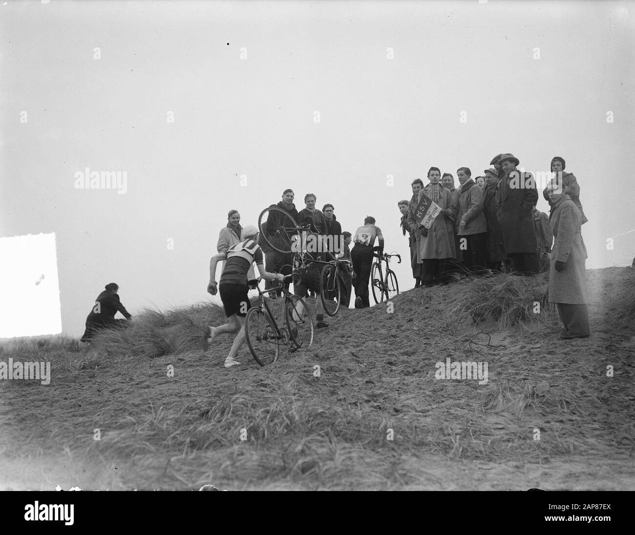 Cyclecross Bloemendaal, Besteigung der Düne Datum: 21. Januar 1950 Ort: Bloemendaal Schlüsselwörter: Dünen, Sport, Cyclecross, Radsport Stockfoto