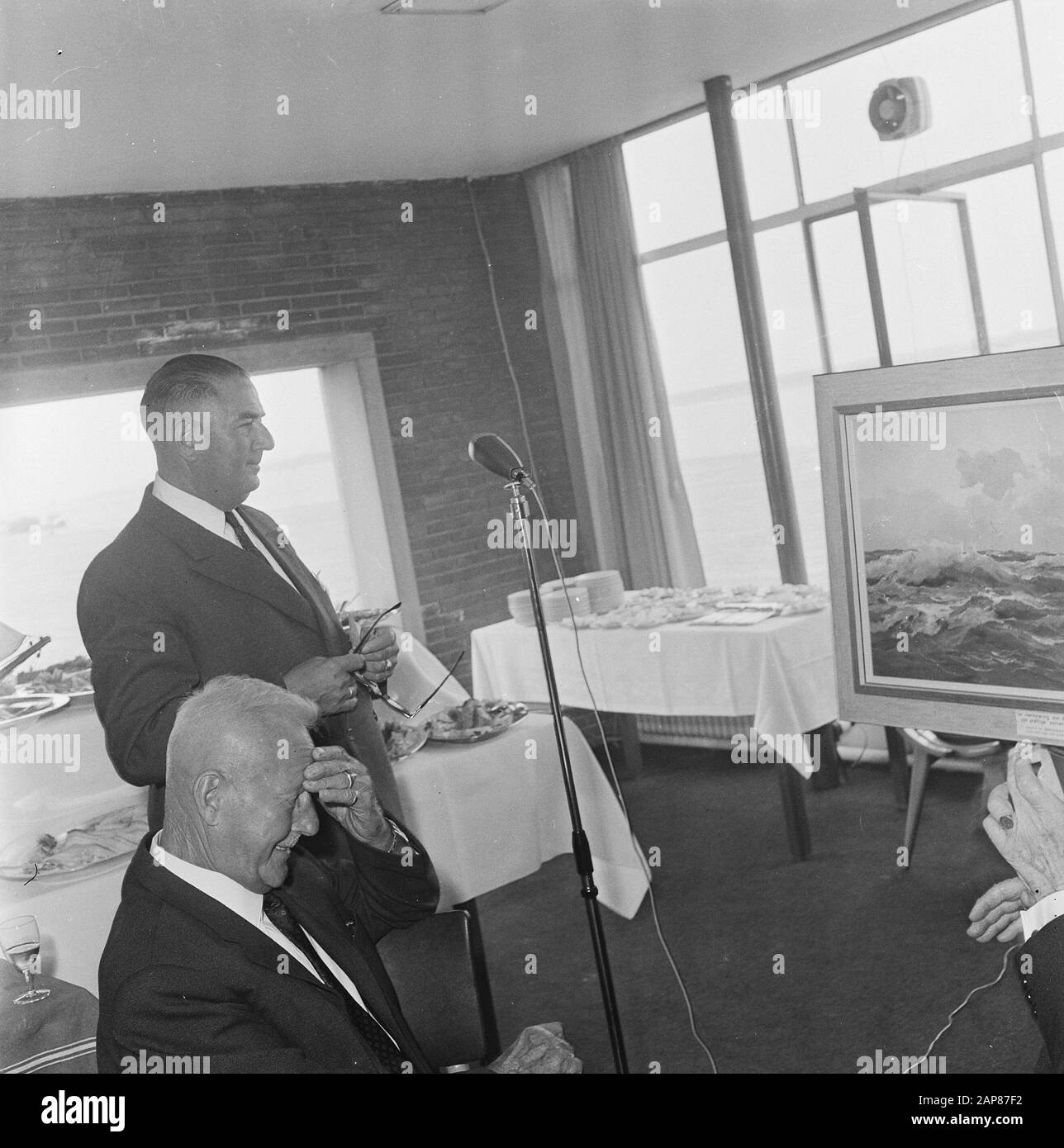 Kapitän A.C. Valk (78) verabschiedet sich von der Verolme-Gruppe Beschreibung: Cornelis Verolme hält eine Rede Datum: 1. September 1966 Schlüsselwörter: Jahrestage, Reden persönlicher Name: Verolme, Cornelis Stockfoto