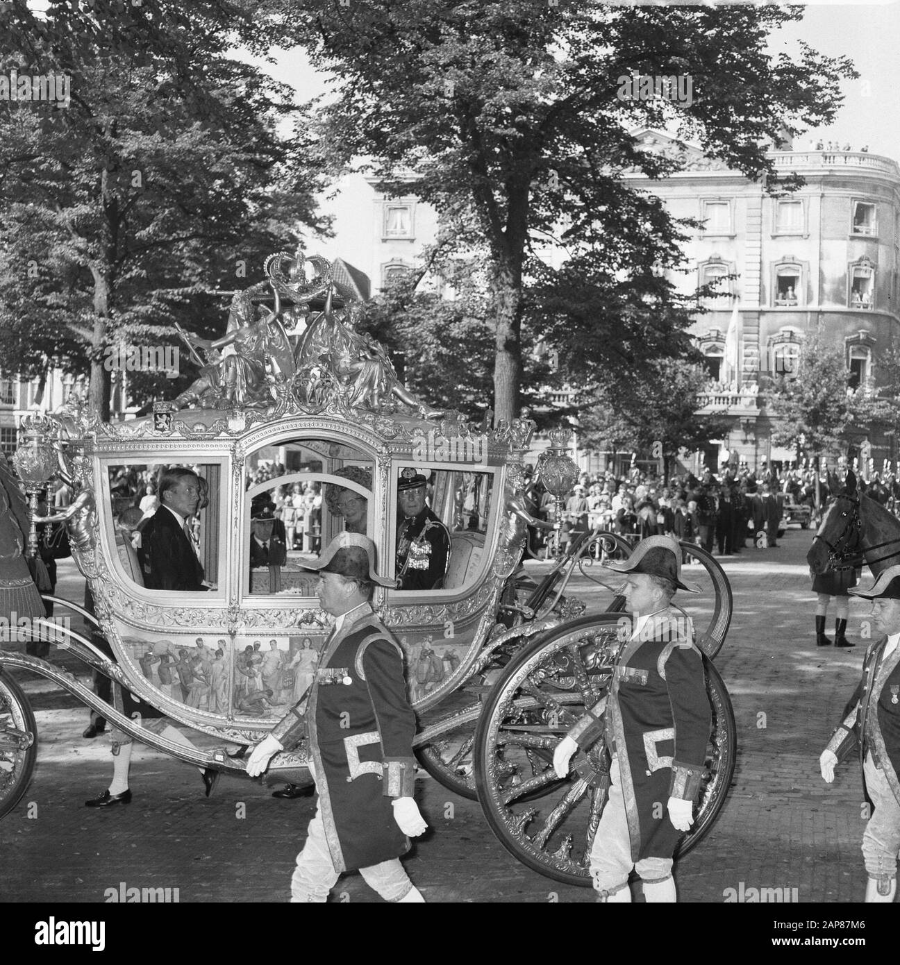 Prinsjesdag 1966 in Den Haag Beschreibung: Die goldene Kutsche auf dem Weg zum Ridderzaal Datum: 20. september 1966 Ort: Den Haag, Südholland Schlagwörter: Kutschen Personenname: Bernhard, Fürst, Juliana, Königin Institutionenname: Goldene Kutsche, Ritter-Halle Stockfoto