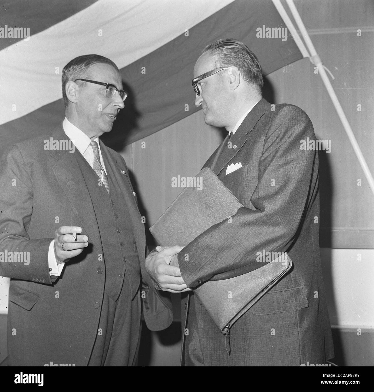 Studientage Stadtplaner in Amsterdam Beschreibung: Bürgermeister Gijsbert van Hall (l) im Gespräch mit KVP-Minister Pieter Bogaers vom Wohnungsbau Datum: 27. September 1966 Standort: Amsterdam, Noord-Holland Schlüsselwörter: Bürgermeister, Minister persönlicher Name: Bogaers, Pieter, Hall, Gijsbert von Stockfoto