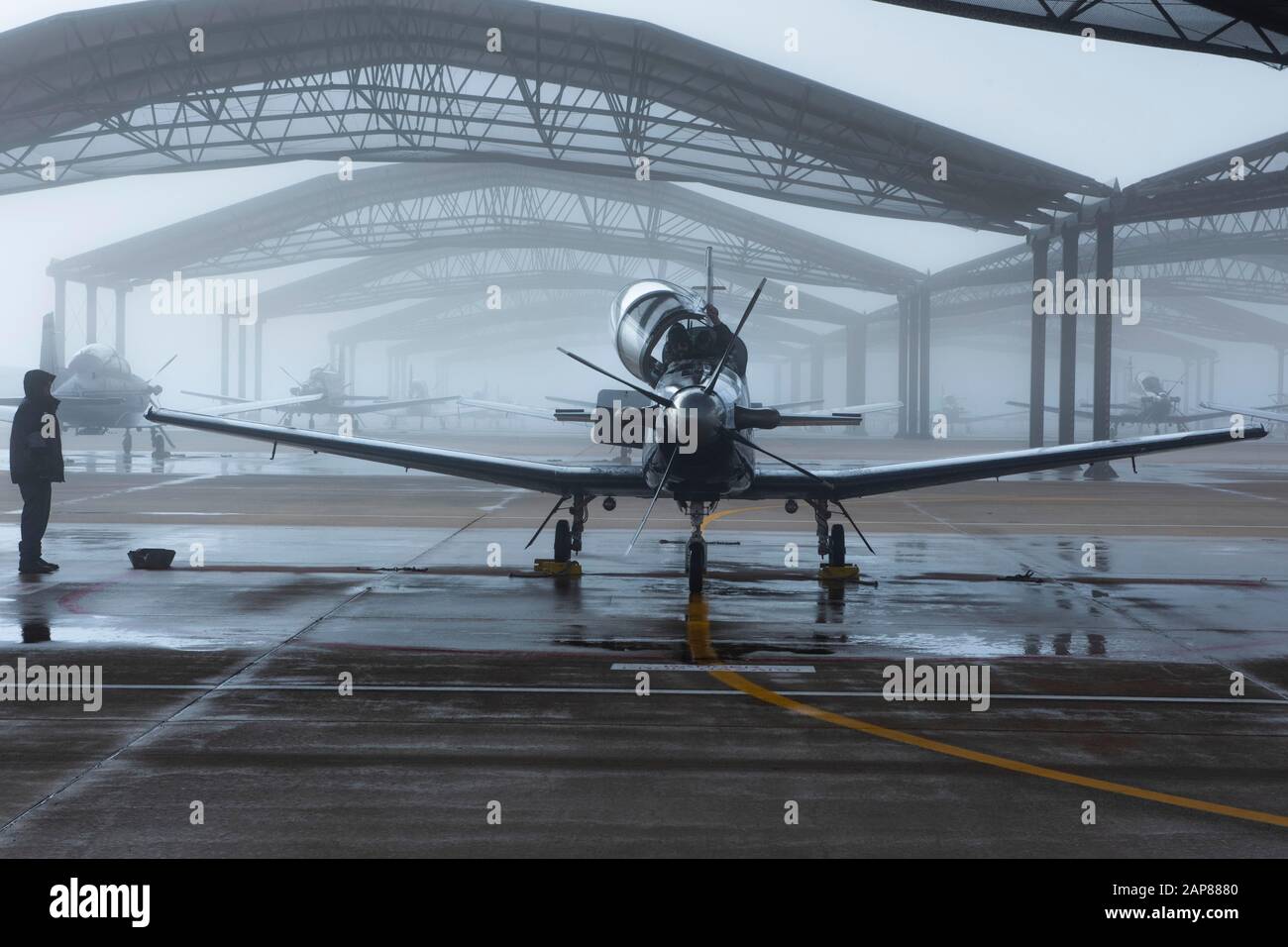 Zivile Auftragnehmer führen planmäßige Wartungsarbeiten an einem T-6 Texan II, 13. Januar 2020, auf der Vance Air Force Base, Oklahoma durch. Die Wartung, die erforderlich ist, um das gesamte Flugzeug auf der Vance AFB zu halten, wird vollständig von zivilen Auftragnehmern durchgeführt. (USA Air Force Foto von Senior Airman Taylor Crul) Stockfoto