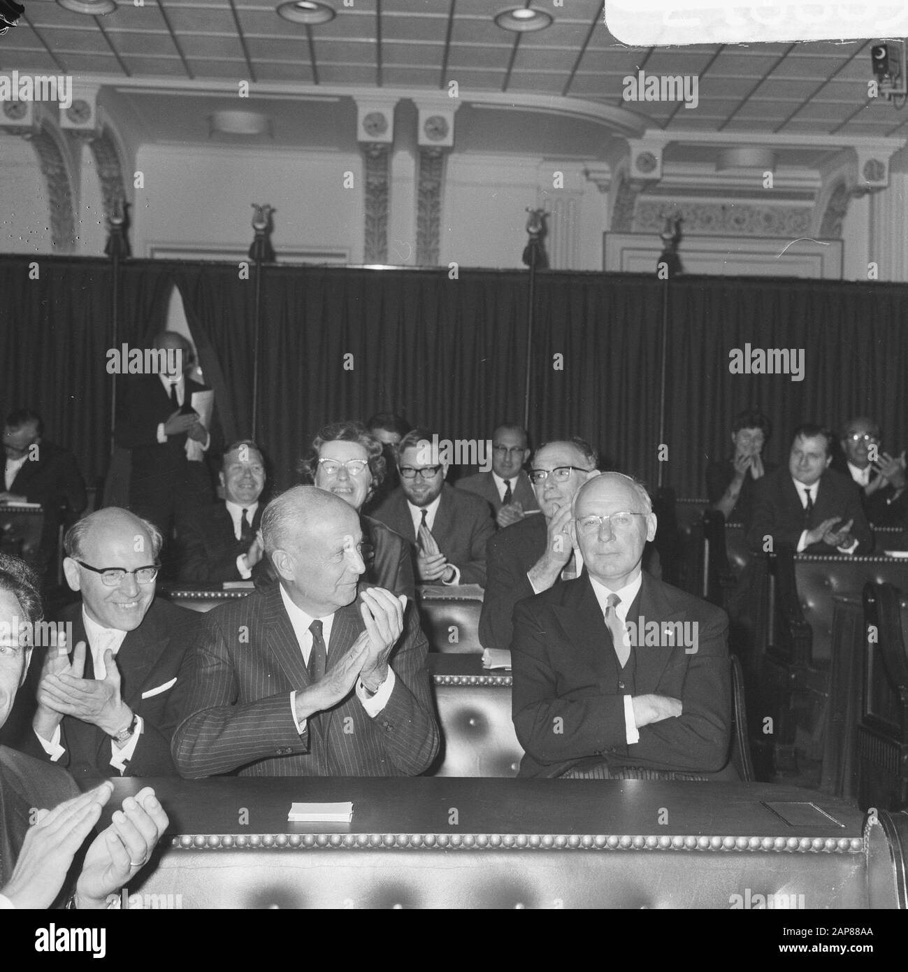 Anne Vondeling (PvdA) ist nach 5 Monaten wieder im Haus Beschreibung: Kollegen, die für Vondeling applaudieren Datum: 17. September 1968 Ort: Den Haag, Zuid-Holland Schlüsselwörter: Gruppenporträts, Parlamente, Politiker persönlicher Name: Vondeling, Anne Stockfoto