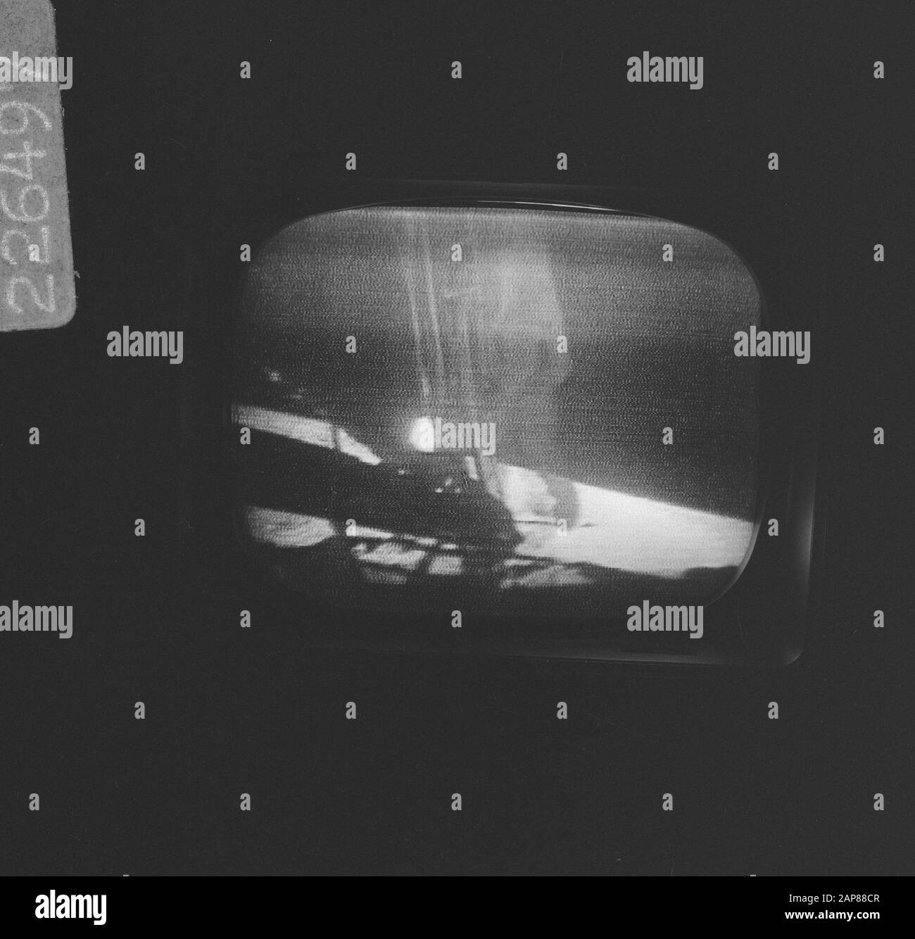 Die amerikanischen Astronauten Neil Armstrong und Edwin Buzz Aldrin setzten Fuß auf den Mond; Bild des Fernsehers aufgenommen Beschreibung: Armstrong und Aldrin auf dem Mond Datum: 21. Juli 1969 Schlagwörter: Mondlandungen, Distanzstücke, Fernsehen Personenname: Aldrin, E.E., Armstrong, N.A. Stockfoto