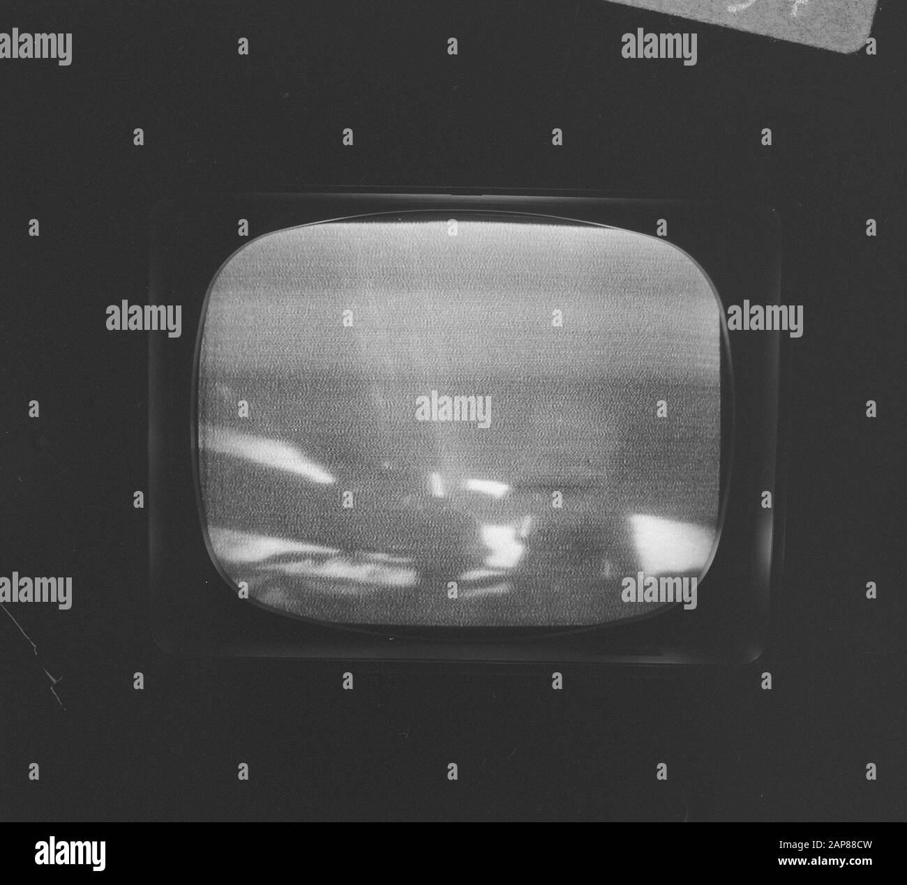Die amerikanischen Astronauten Neil Armstrong und Edwin Buzz Aldrin setzten Fuß auf den Mond; Bild des Fernsehers aufgenommen Beschreibung: Armstrong und Aldrin auf dem Mond Datum: 21. Juli 1969 Schlagwörter: Mondlandungen, Distanzstücke, Fernsehen Personenname: Aldrin, E.E., Armstrong, N.A. Stockfoto