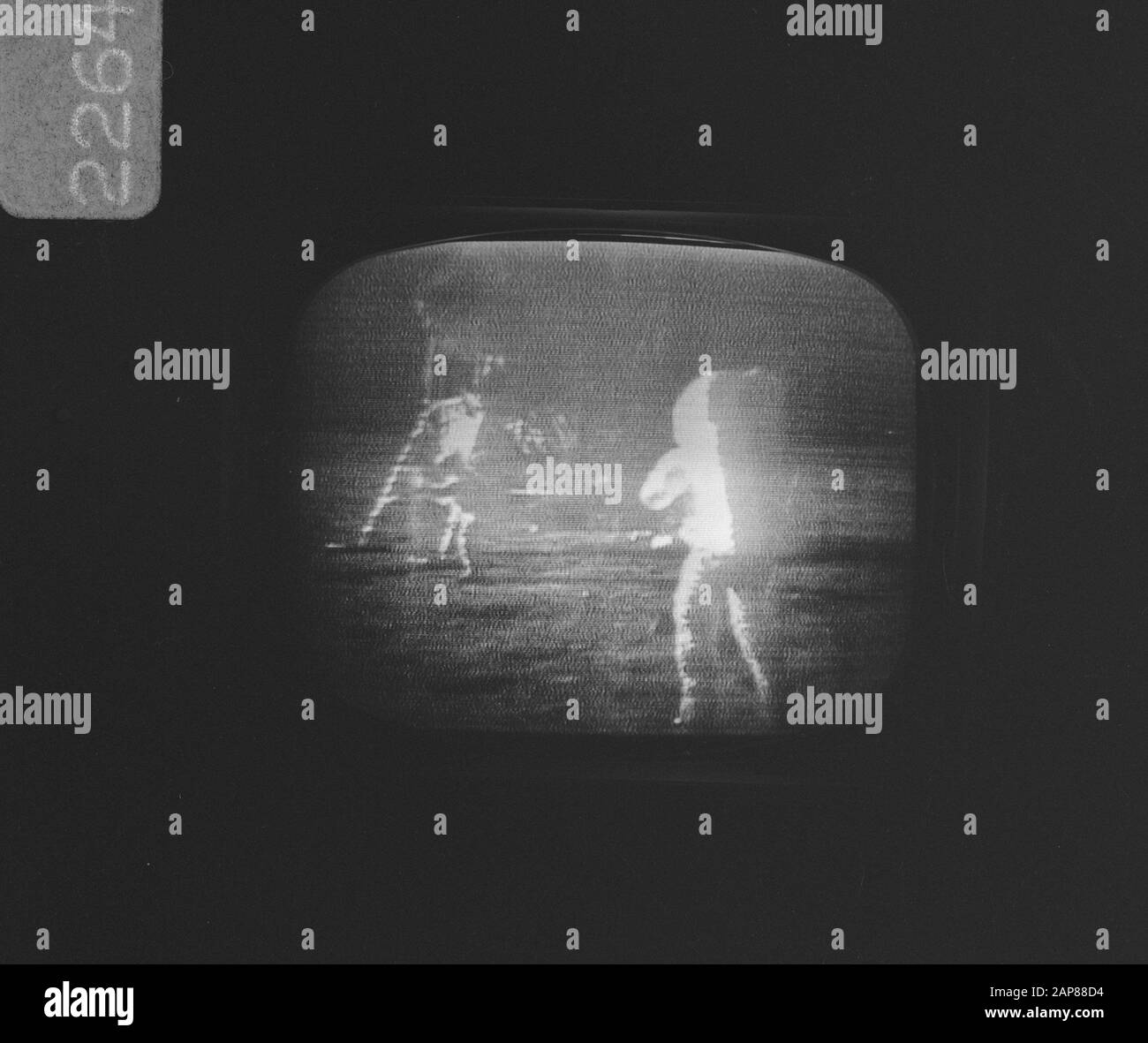 Die amerikanischen Astronauten Neil Armstrong und Edwin Buzz Aldrin setzten Fuß auf den Mond; Bild des Fernsehers aufgenommen Beschreibung: Armstrong und Aldrin auf dem Mond Datum: 21. Juli 1969 Schlagwörter: Mondlandungen, Distanzstücke, Fernsehen Personenname: Aldrin, E.E., Armstrong, N.A. Stockfoto