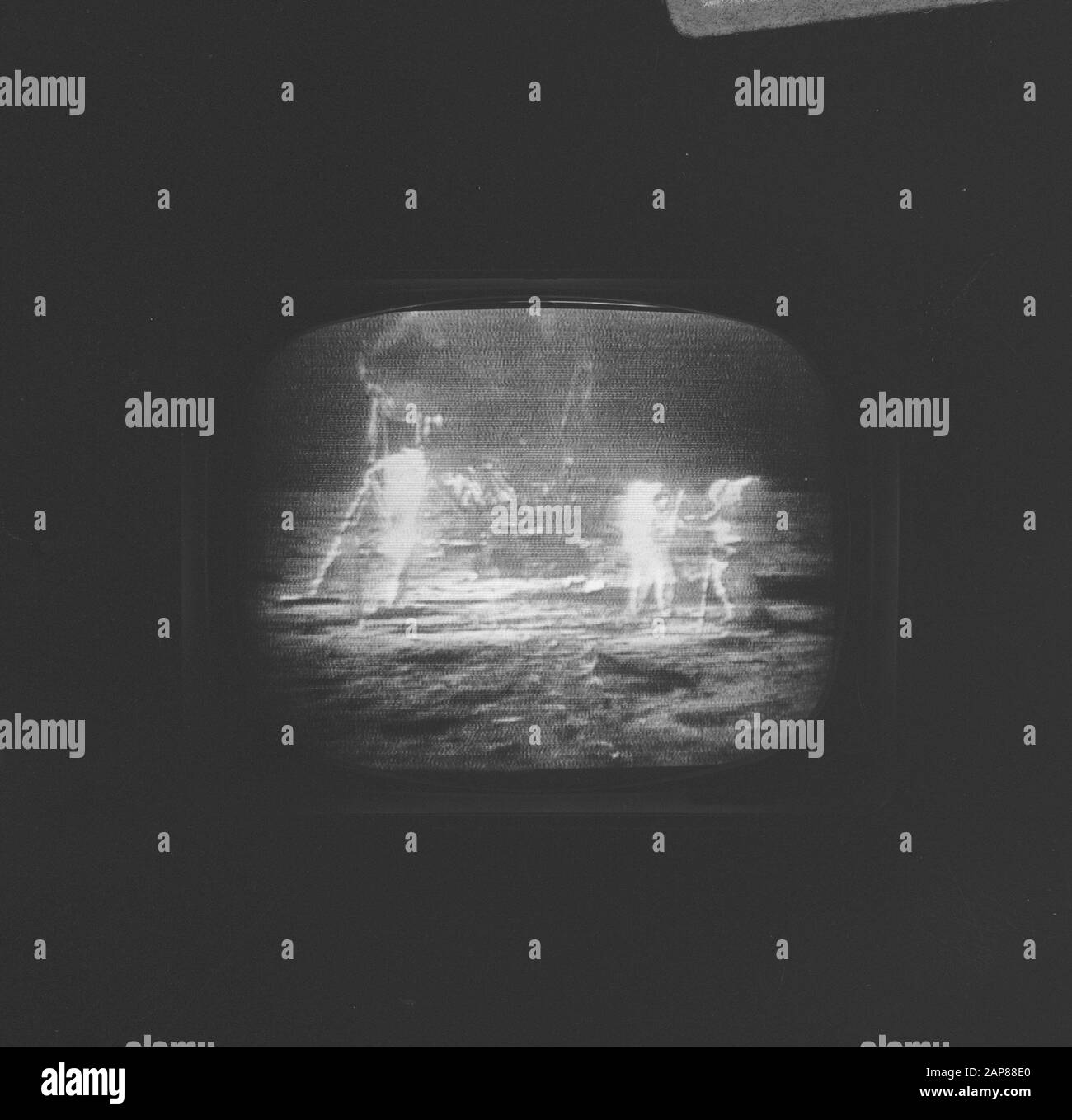 Die amerikanischen Astronauten Neil Armstrong und Edwin Buzz Aldrin setzten Fuß auf den Mond; Bild des Fernsehers aufgenommen Beschreibung: Armstrong und Aldrin auf dem Mond Datum: 21. Juli 1969 Schlagwörter: Mondlandungen, Distanzstücke, Fernsehen Personenname: Aldrin, E.E., Armstrong, N.A. Stockfoto