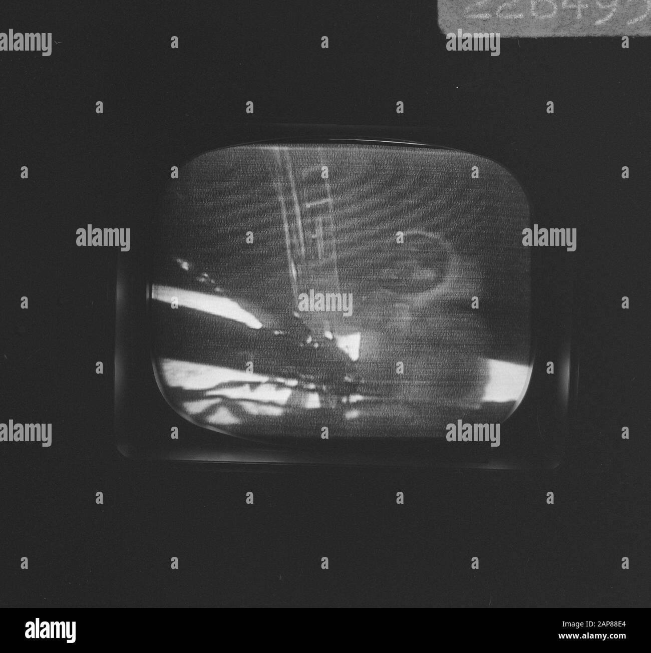 Die amerikanischen Astronauten Neil Armstrong und Edwin Buzz Aldrin setzten Fuß auf den Mond; Bild des Fernsehers aufgenommen Beschreibung: Armstrong und Aldrin auf dem Mond Datum: 21. Juli 1969 Schlagwörter: Mondlandungen, Distanzstücke, Fernsehen Personenname: Aldrin, E.E., Armstrong, N.A. Stockfoto