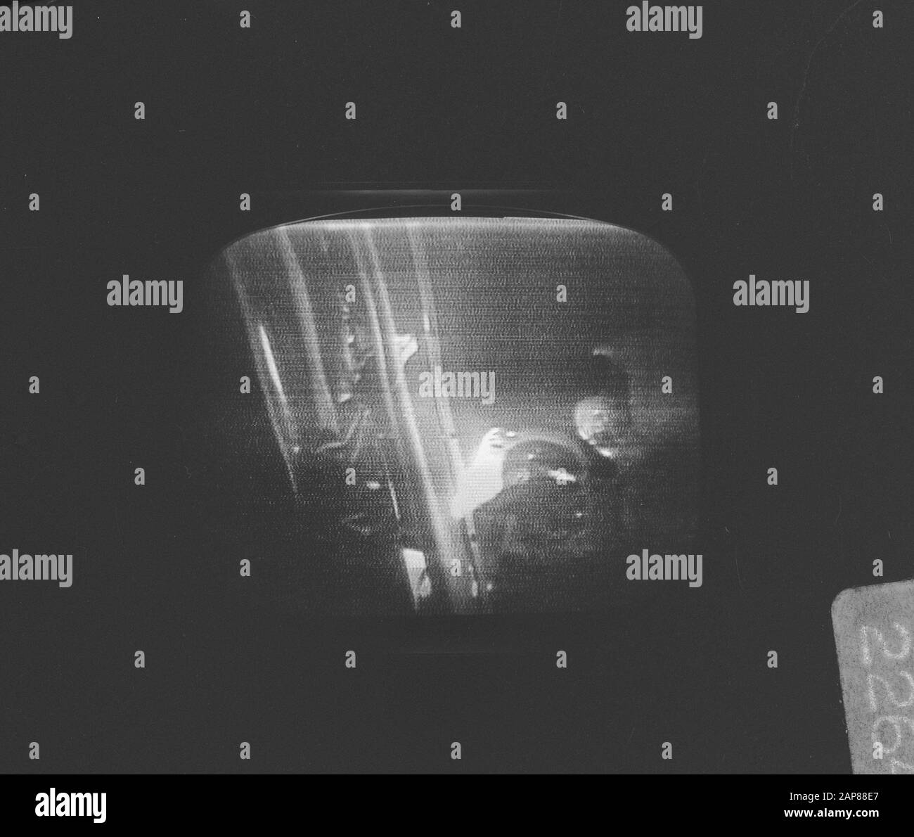 Die amerikanischen Astronauten Neil Armstrong und Edwin Buzz Aldrin setzten Fuß auf den Mond; Bild des Fernsehers aufgenommen Beschreibung: Armstrong und Aldrin auf dem Mond Datum: 21. Juli 1969 Schlagwörter: Mondlandungen, Distanzstücke, Fernsehen Personenname: Aldrin, E.E., Armstrong, N.A. Stockfoto