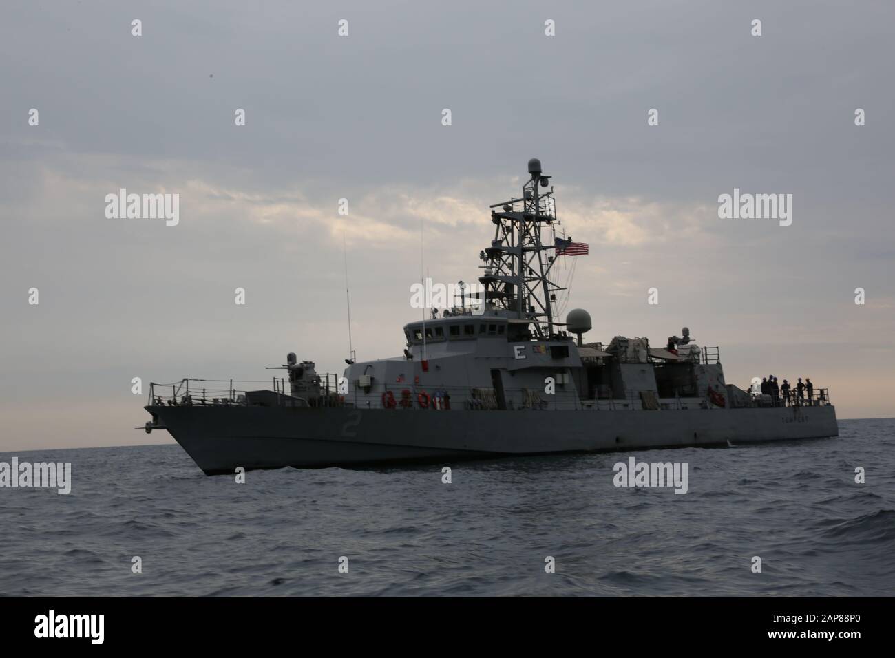 200109-A-BP481-1219 ARABISCHER GOLF (JANUAR 9, 2020) Das Küstenpatrouillenschiff USS Tempest (PC2) patrouilliert die Gewässer des Arabischen Golfes, um die Handelsfreiheit zu fördern. Tempest wird im US-Flottengebiet der 5. Flotte eingesetzt, um die Seeoperationen zu unterstützen, um die Stabilität und Sicherheit der Seeschifffahrt in der Zentralregion zu gewährleisten und das Mittelmeer und den Pazifik durch den westlichen Indischen Ozean und drei strategische Drosseln zu verbinden. (USA Armeefoto von Sgt. Brandon Franklin) Stockfoto