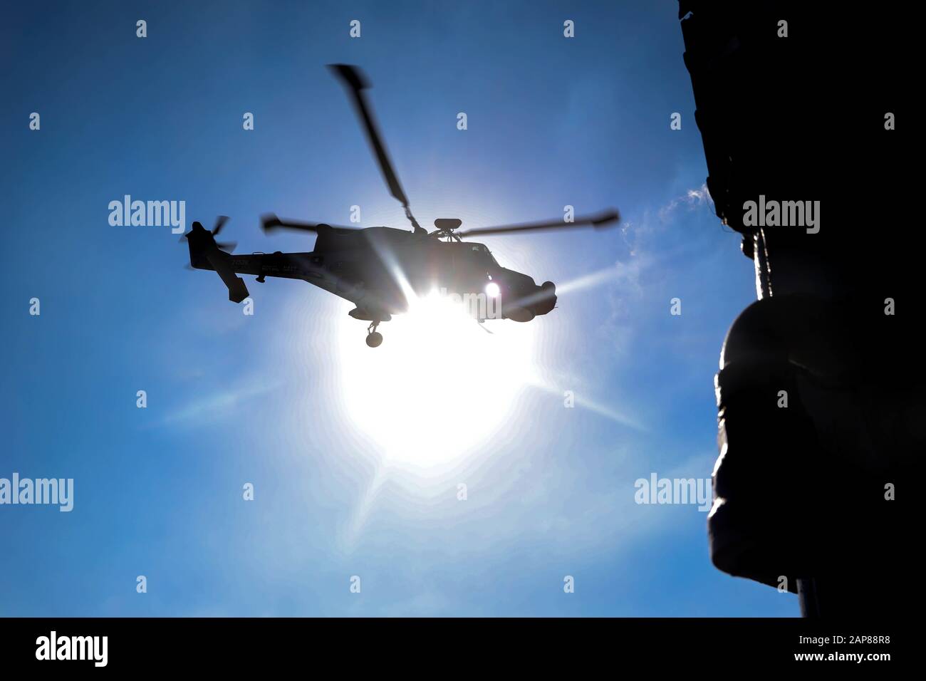 200108-A-ZG558-1235 ARABISCHER GOLF (JANUAR 8, 2020) EIN Hubschrauber der Royal Navy verlässt den Lenkflugkörperzerstörer USS Ramage (DDG 61). Ramage wird im US-Flottengebiet der 5. Flotte eingesetzt, um die Seeoperationen zu unterstützen, um die Stabilität und Sicherheit der Seeschifffahrt in der Zentralregion zu gewährleisten und das Mittelmeer und den Pazifik durch den westlichen Indischen Ozean und die drei Strategischen Drosseln zu verbinden. (USA Armee-Foto von Spc. Terrell Sherman) Stockfoto