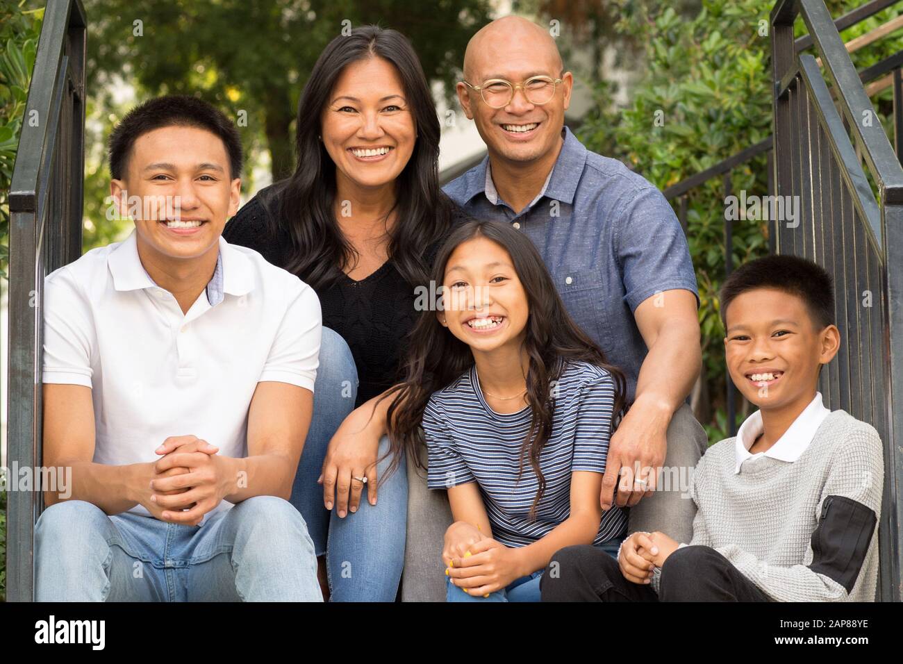 Porträt einer asiatischen Familie, die draußen lacht und spricht. Stockfoto