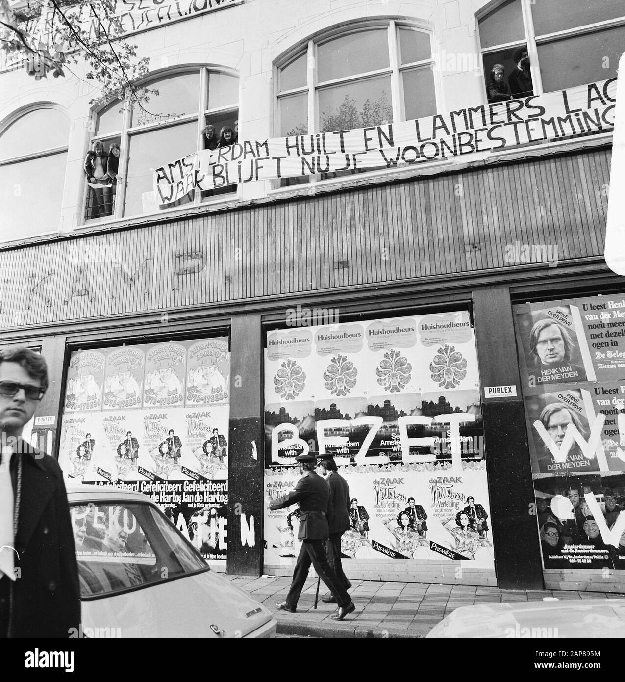 AAP besetzte leeres Gebäude Holtkamp in der Vijzelstraat Amsterdam; besetztes Gebäude mit Bannern Datum: 26. april 1974 Standort: Amsterdam, Noord-Holland Schlagwörter: Besetzung, Banner Stockfoto