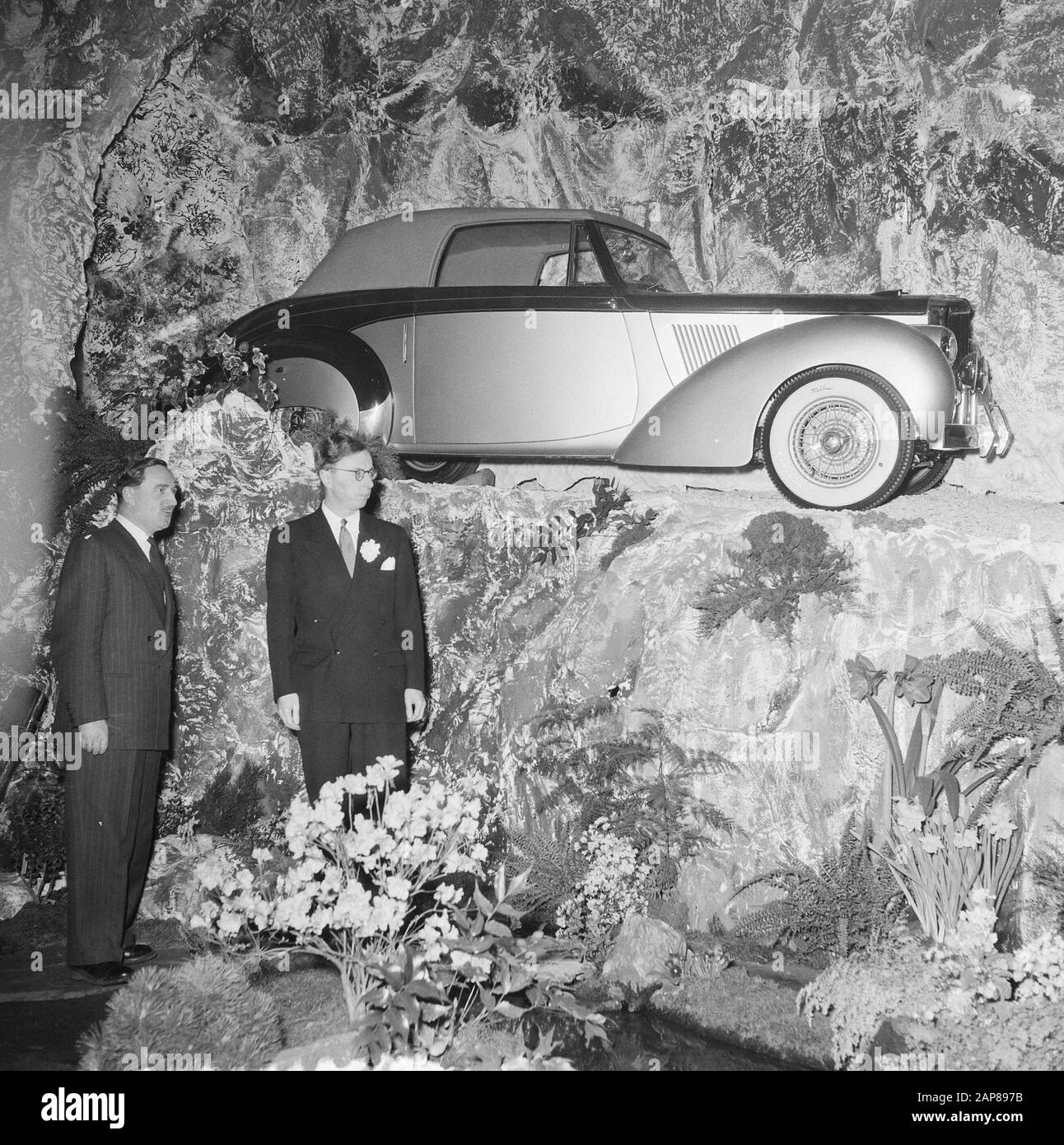 Autoausstellung Rai Gebäude, Auto Alois in der Berglandschaft Datum: 24. Februar 1954 Schlagwörter: Autos, Auto Institution Name: RAI Stockfoto