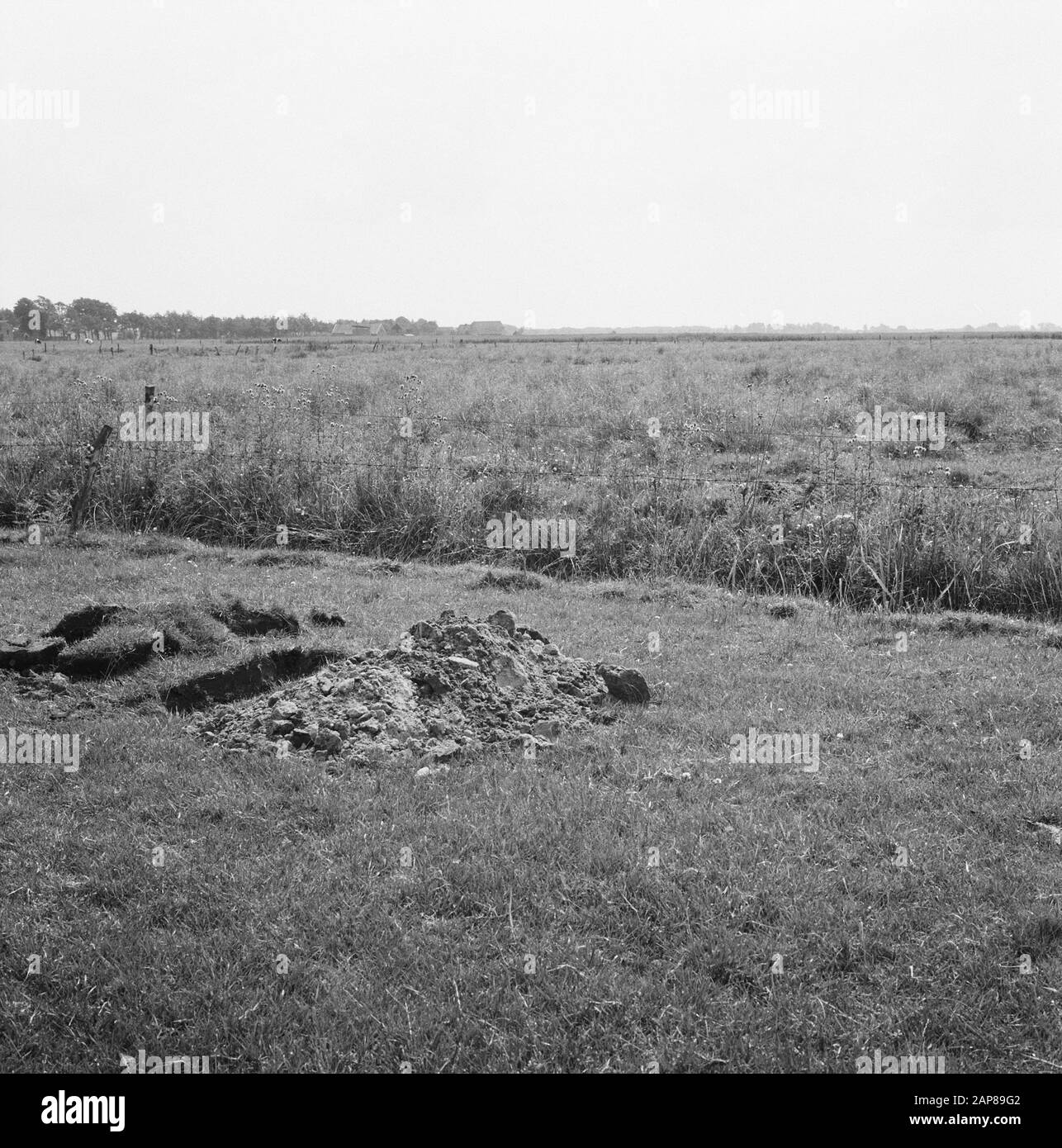 Unternehmen eisses te lheebroek (Gemeinde dwingeloo)/madelandparcelen Alt und Neu Datum: Juli 1963 Stichwörter: Klingen, Nivellieren, Bodenbearbeitung, Bergbau, Umfragen, Lose Stockfoto