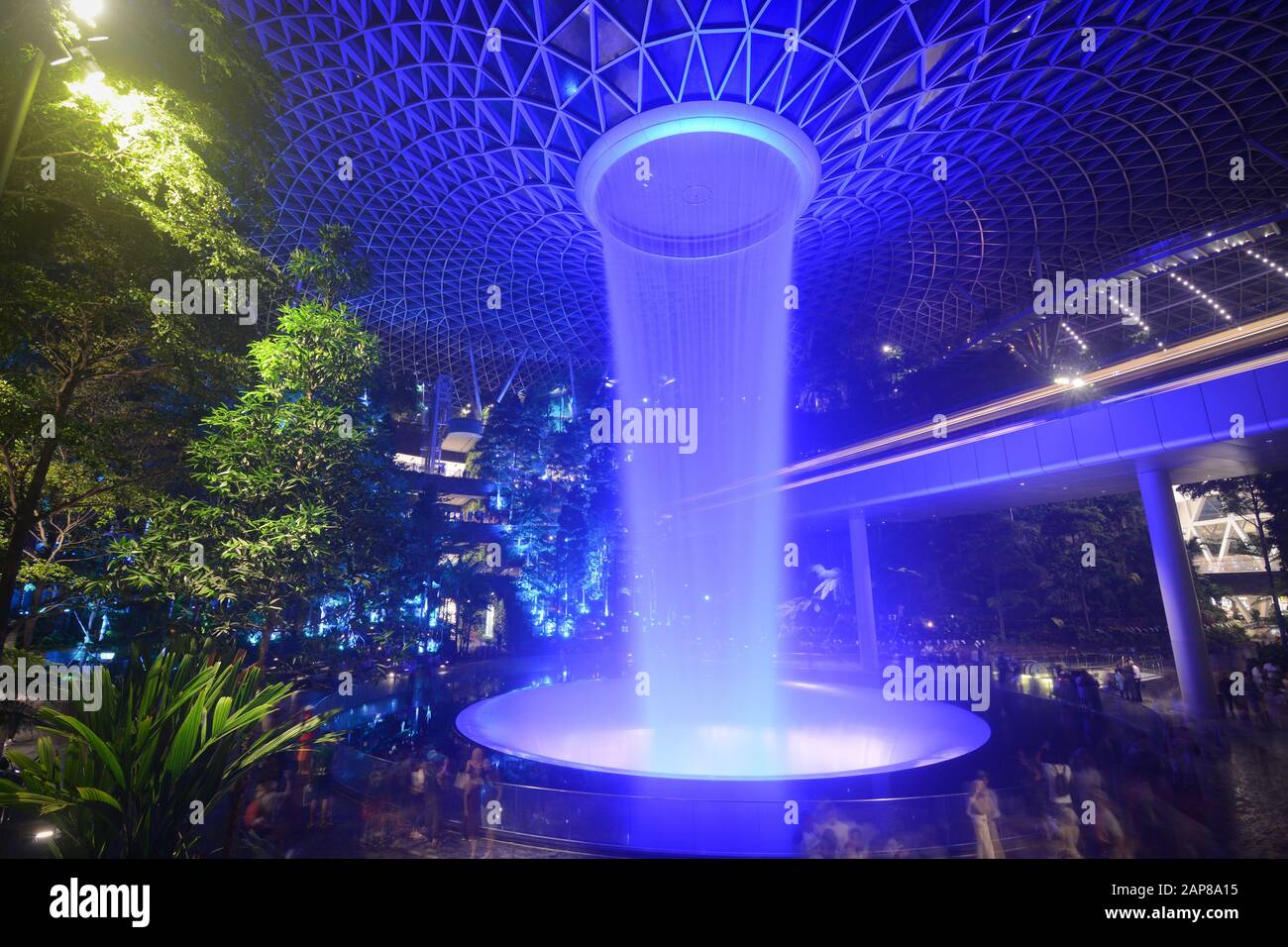 Singapur - 3. August 2019 - EINE Wasserfall-Lichtschau unterhält Besucher im Unterhaltungskomplex Jewel Changi in Singapur Stockfoto