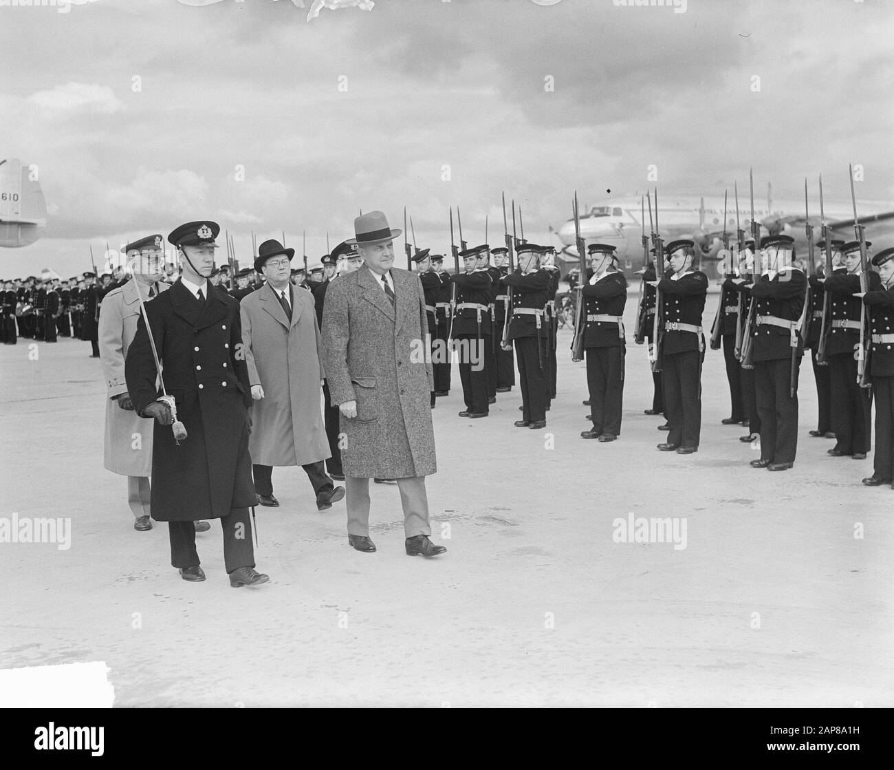 Ankunft Louis A. Johnson (US-Kriegsminister) auf Schiphol Datum: 29. März 1950 Ort: Amsterdam, Noord-Holland Schlüsselwörter: Ankunft persönlicher Name: Louis A. Johnson Stockfoto