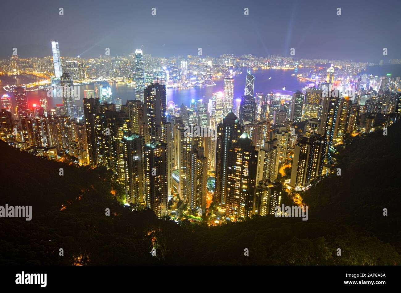 Blick auf moderne Gebäude am Victoria Harbour in Hongkong Stockfoto