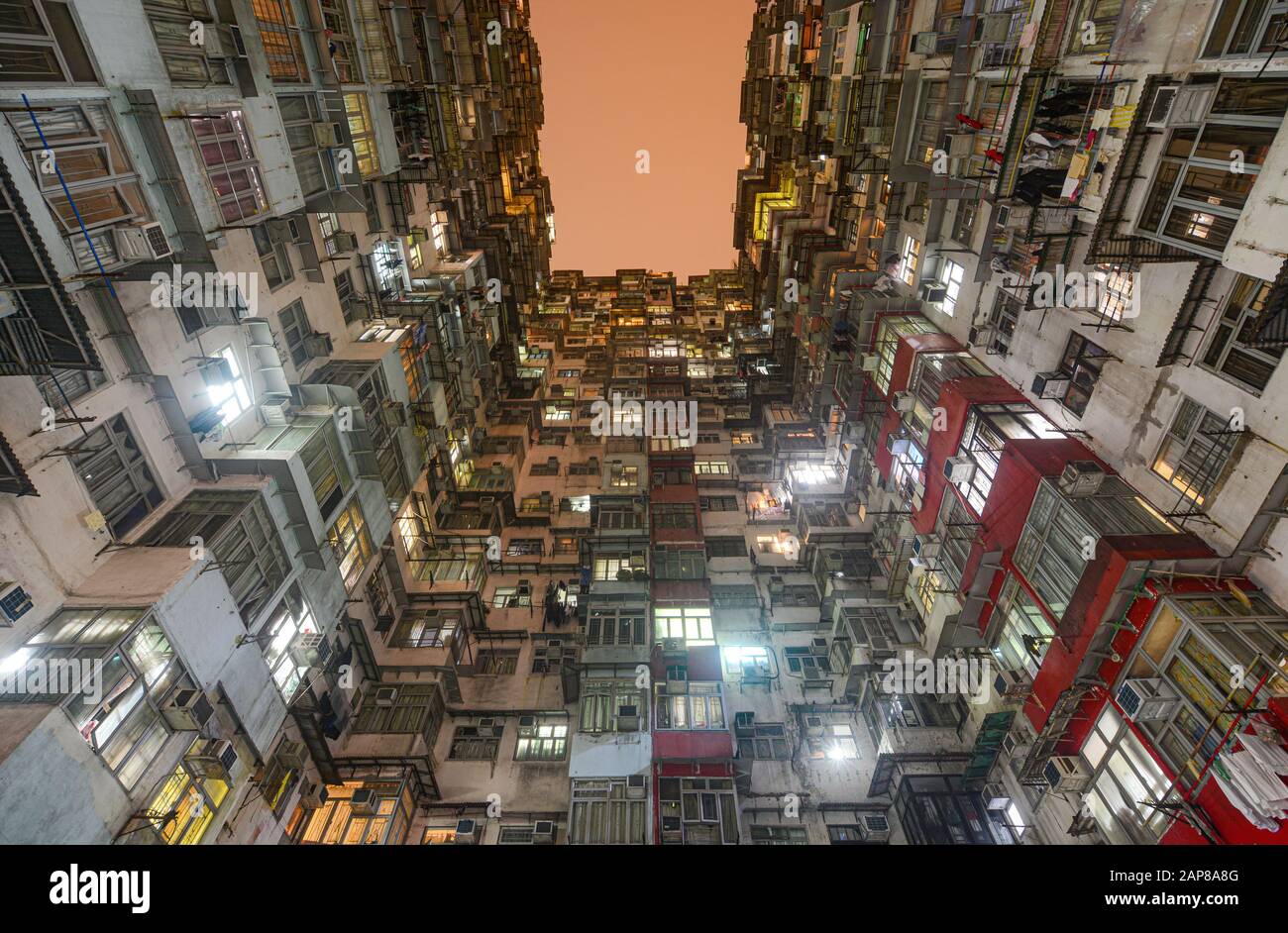 Hongkong - 10. März 2019 - Überfüllte Wohnungen in den Gebäuden Yick Fat, Yick Cheong und Fok Cheong in Montane Mansion Stockfoto