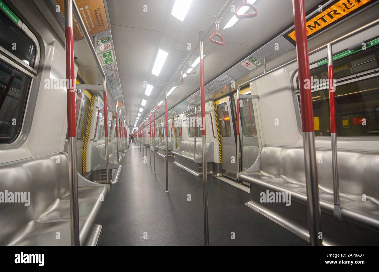 Hongkong, China - 9. März 2019 - Interieur eines meist leeren MTR-Zugwagens in Hongkong Stockfoto