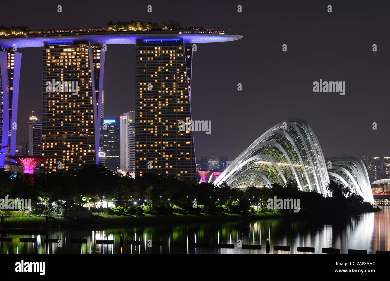 Singapur - 9. September 2018 - Marina Bay Sands and Gardens by the Bay in Singapur in der Nacht Stockfoto