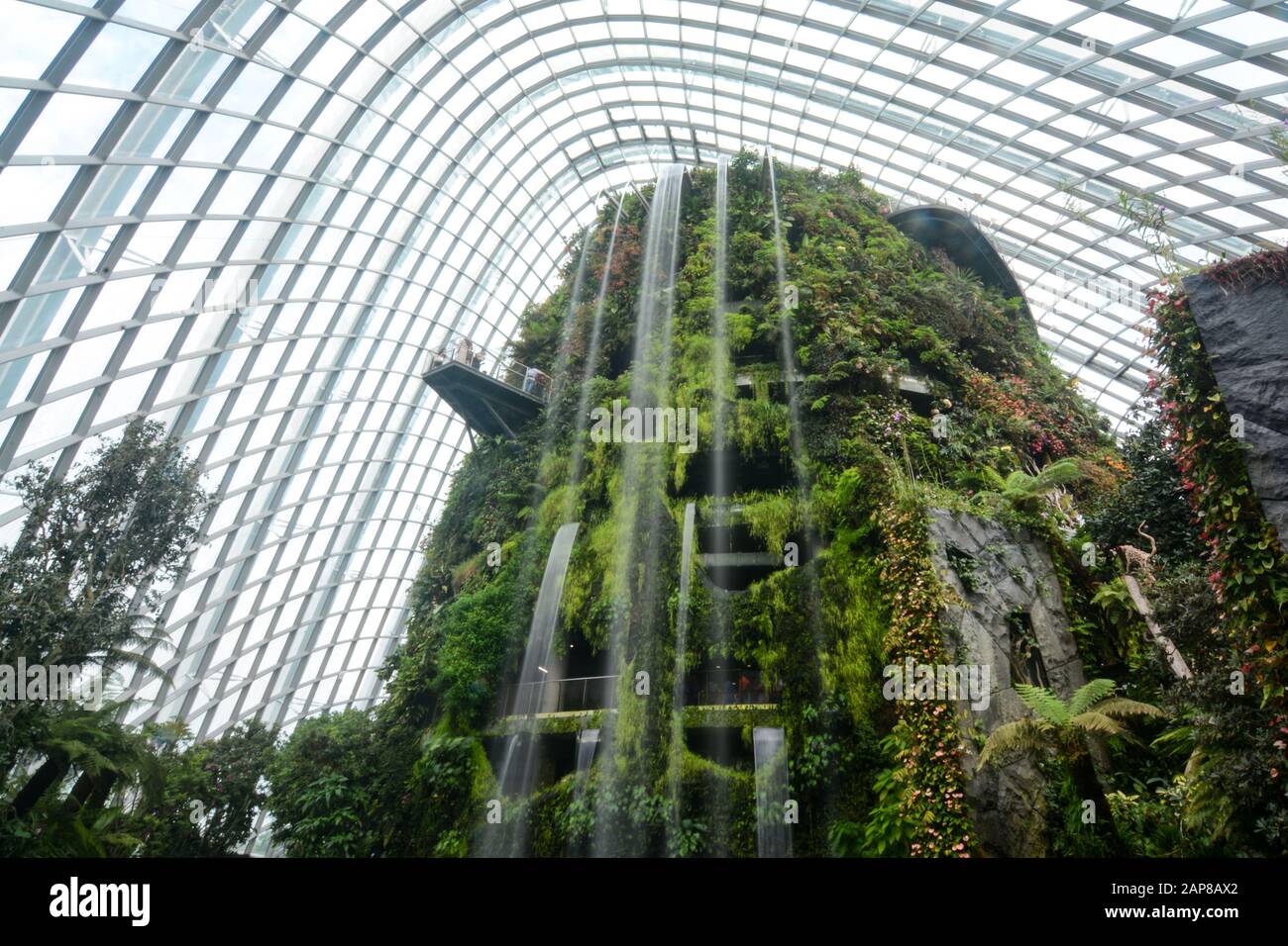 Singapur - 8. September 2018: Riesiger künstlicher Wasserfall im Cloud-Wald in den Gärten an der Bucht Stockfoto