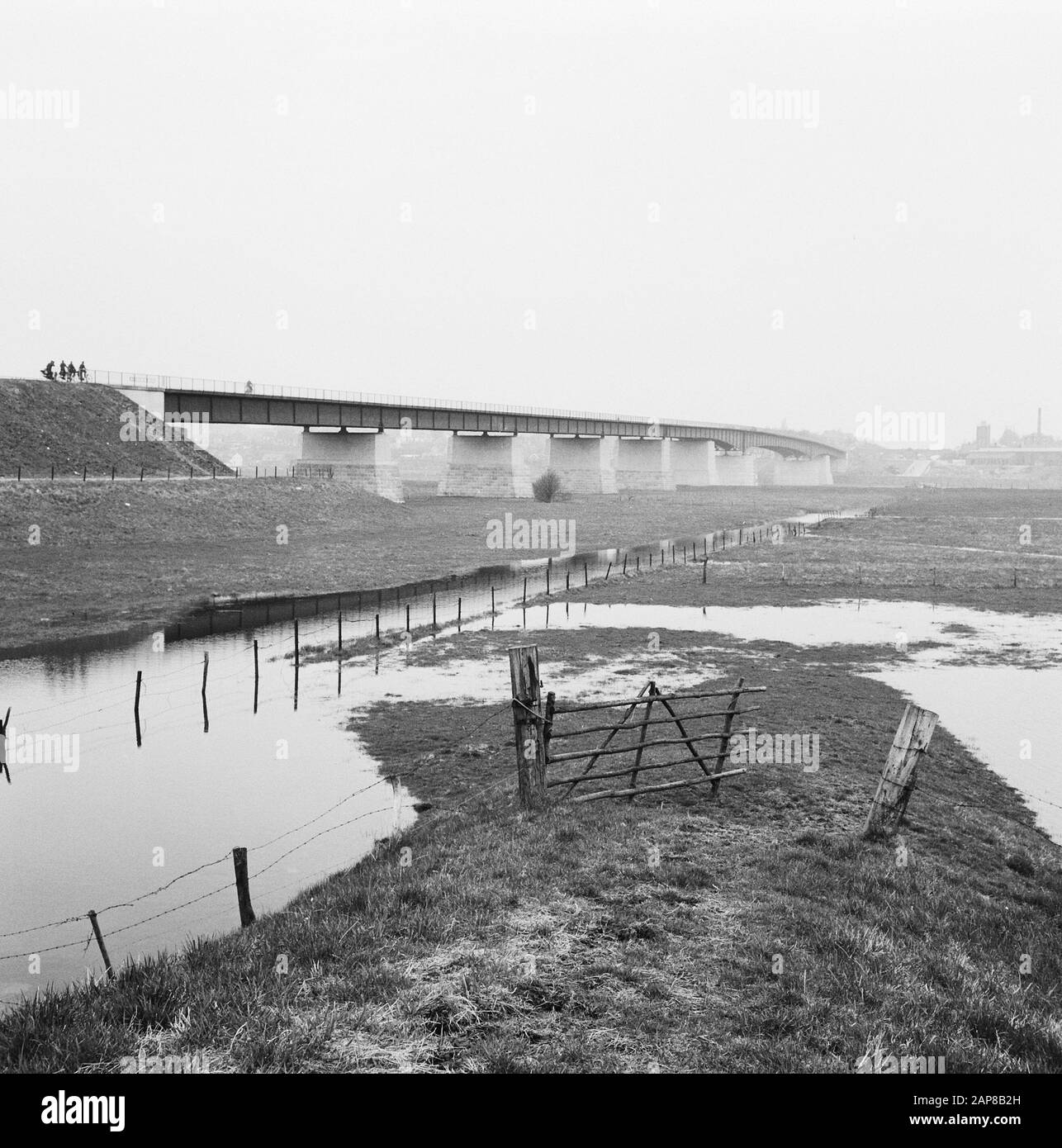 Brücken, Flüsse, der Rhein Datum: April 1962 Ort: Rhenen Schlüsselwörter: Brücken, Flüsse Personenname: Der Rhein Stockfoto