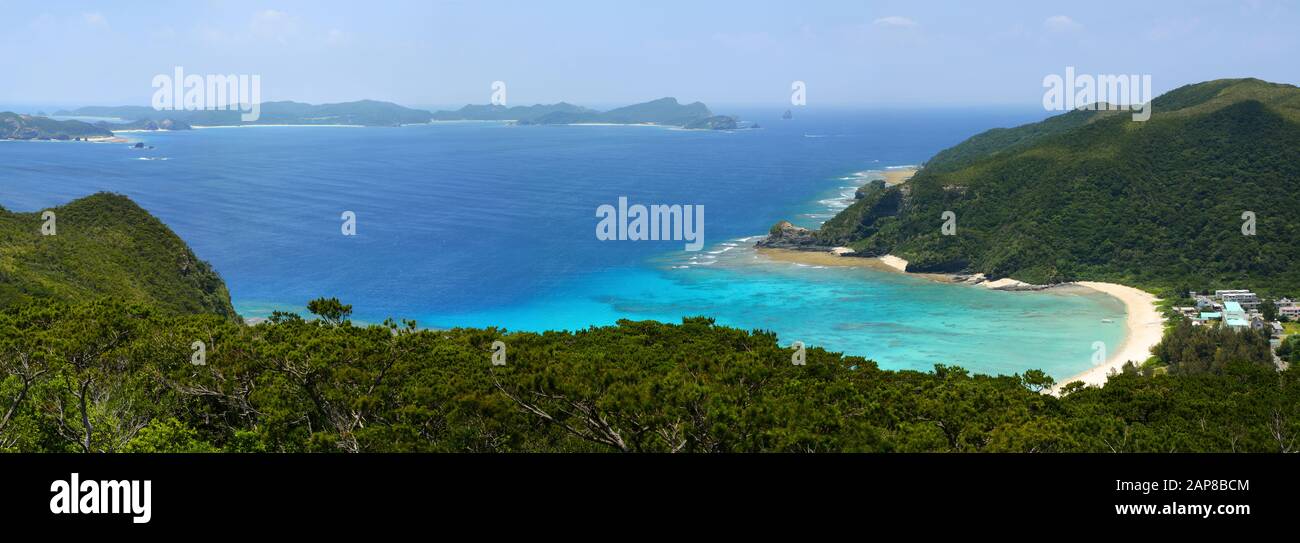 Panorama des Aharen-Strandes und des wunderschönen türkisfarbenen Wassers, das zu Korallenriffen auf der Tokashiki Island in Okinawa, Japan, führt Stockfoto