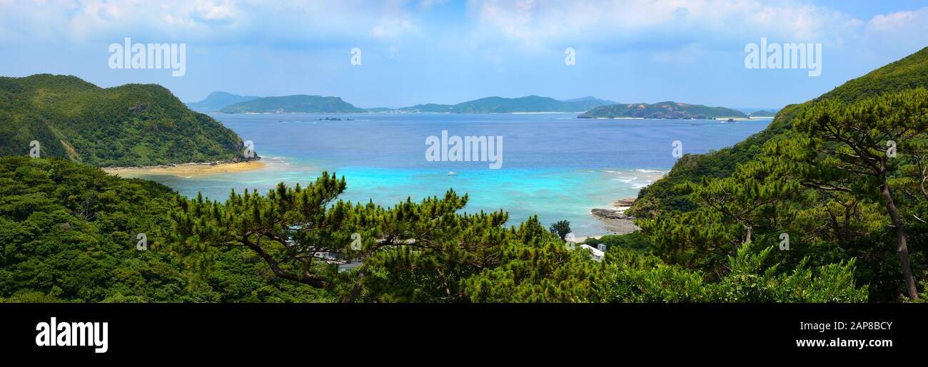Schöner Panoramablick auf den Tokashiku Beach auf der tropischen Insel Tokashiki in Okinawa, Japan Stockfoto