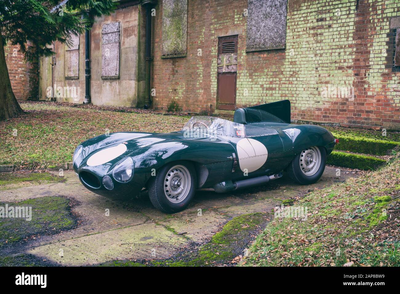 Jaguar D Type Replica Auto im Bicester Heritage Center sonntag Gerangel Event. Bicester, Oxfordshire, England. Vintage-Filter angewendet Stockfoto